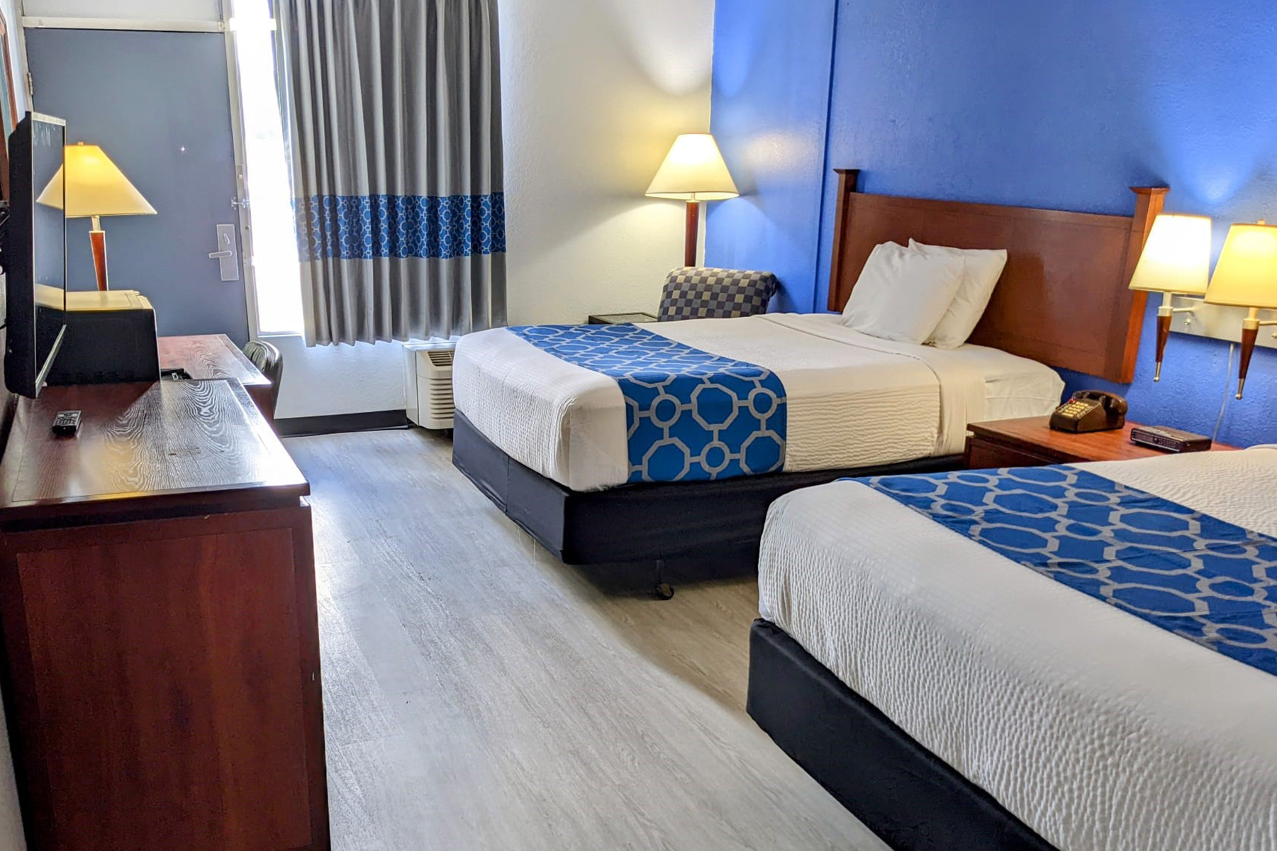 Guest room at the Baymont by Wyndham Hannibal in Hannibal, Missouri