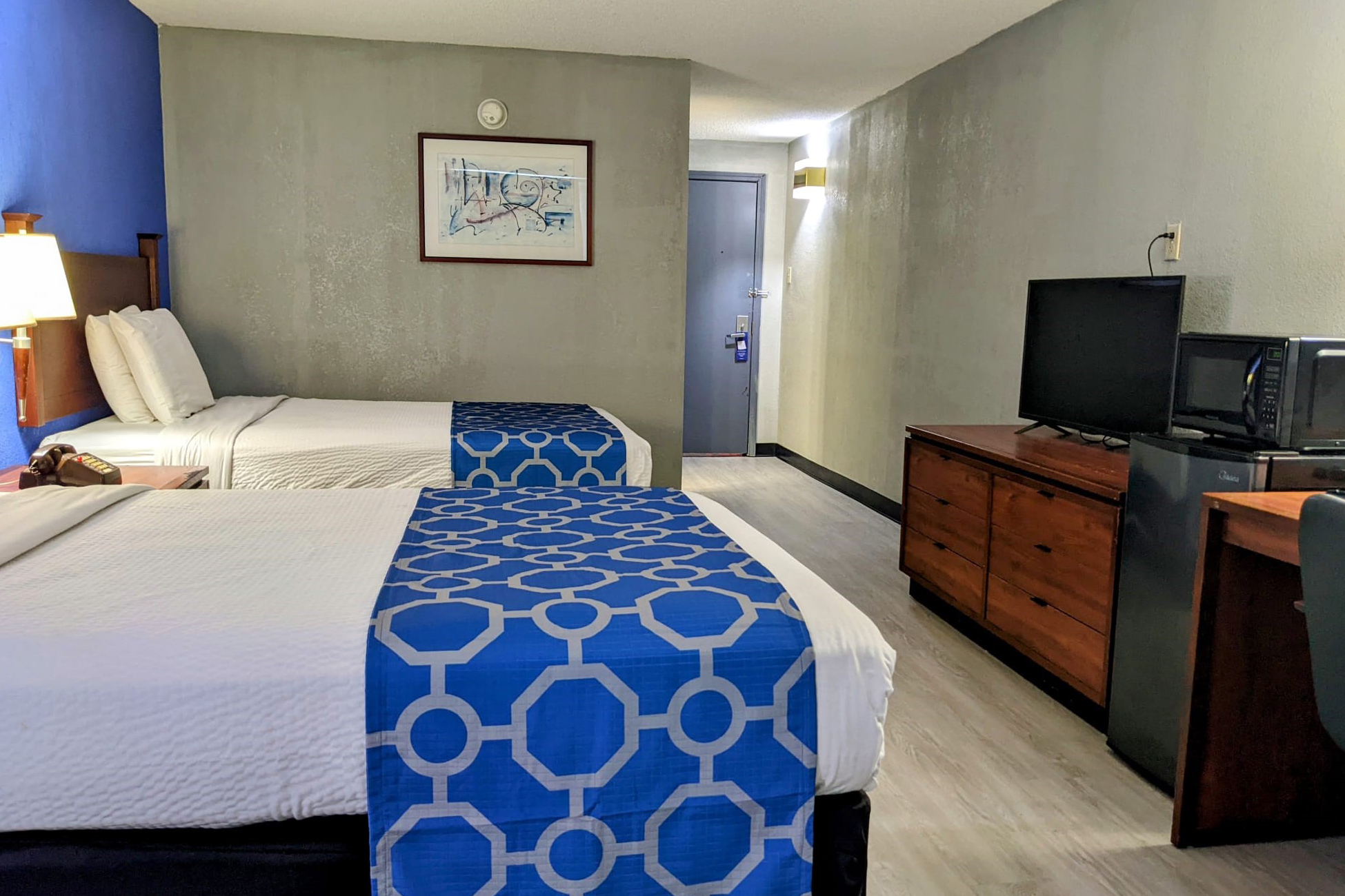 Guest room at the Baymont by Wyndham Hannibal in Hannibal, Missouri