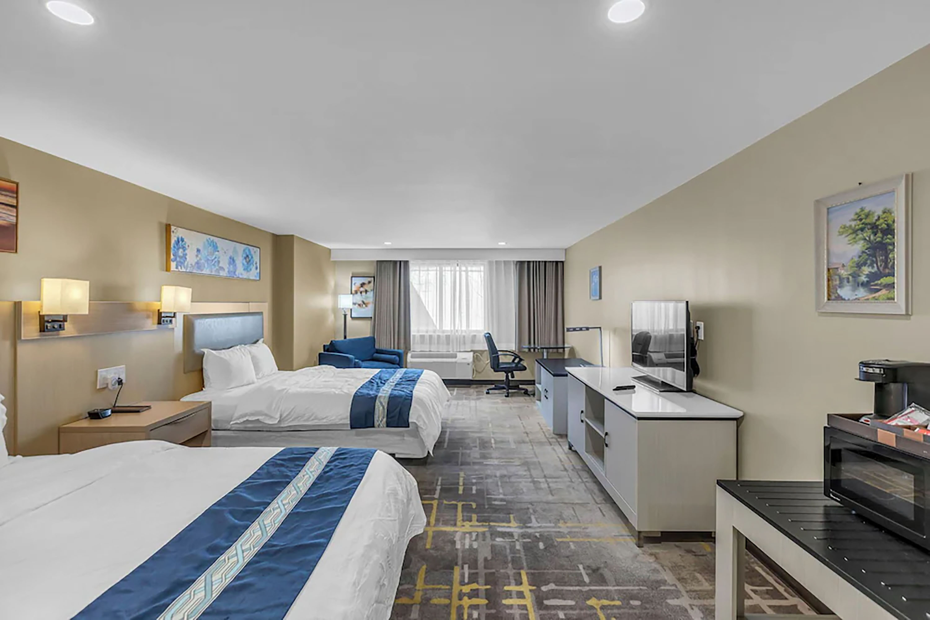 Guest room at the Baymont by Wyndham Kansas City North in Kansas City, Missouri