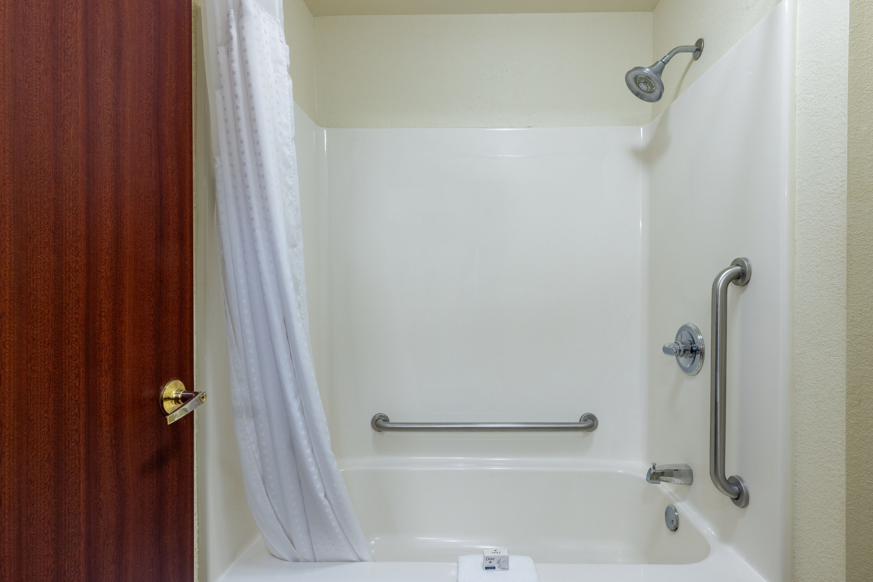 Guest room bath at the Baymont by Wyndham Kirksville University Area in Kirksville, Missouri