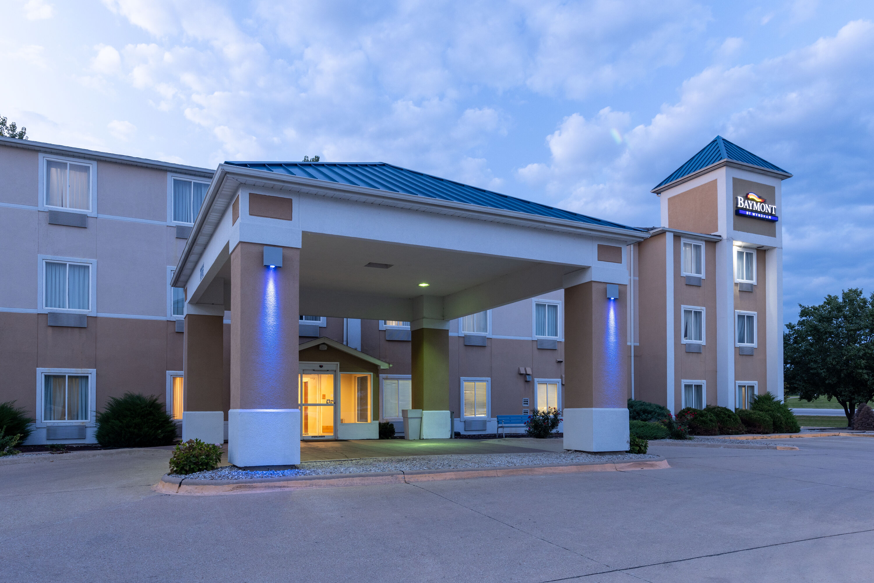 Exterior Dusk Image of Baymont by Wyndham Kirksville University Area hotel in Kirksville, Missouri