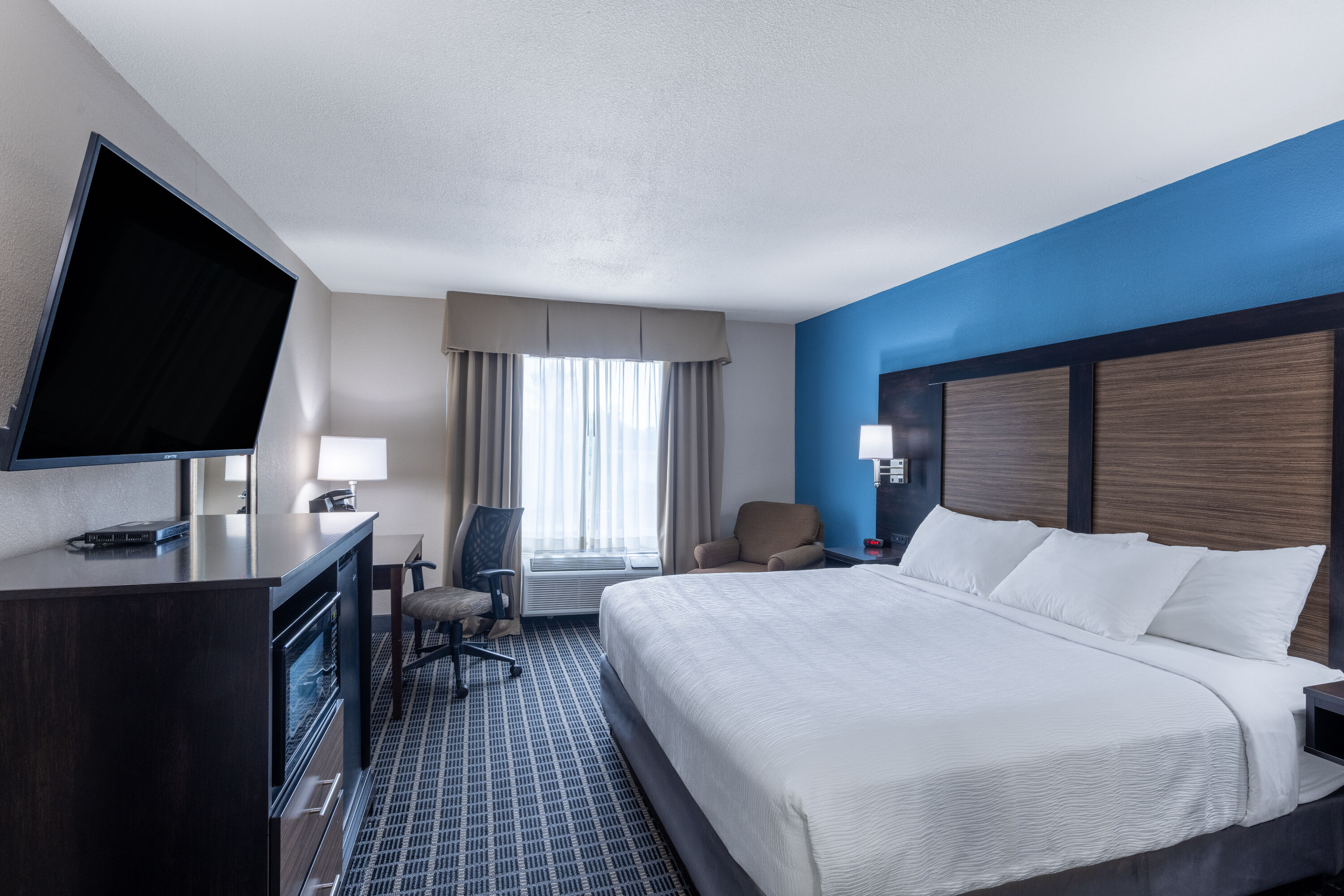 Guest room at the Baymont by Wyndham Kirksville University Area in Kirksville, Missouri