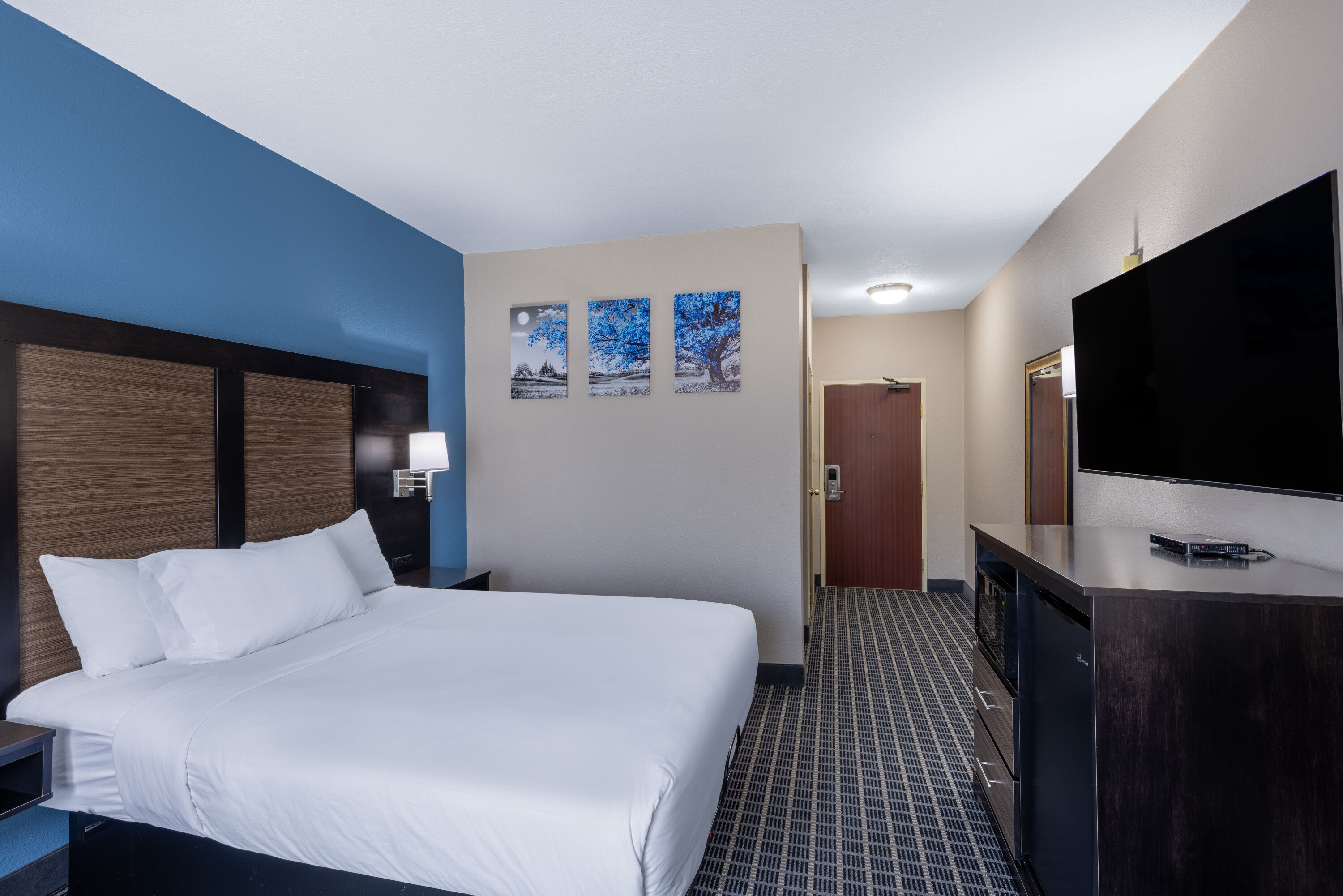Guest room at the Baymont by Wyndham Kirksville University Area in Kirksville, Missouri