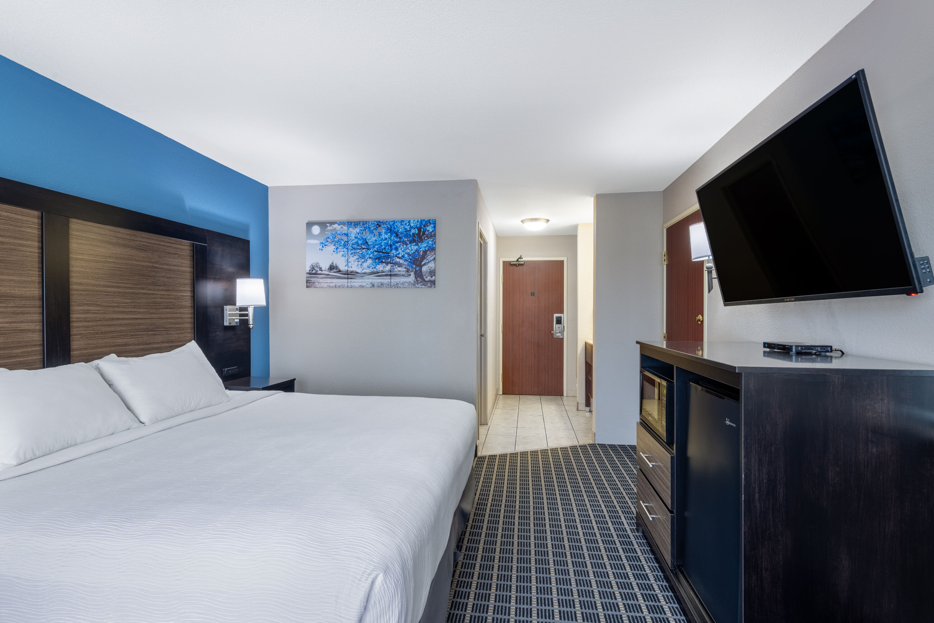 Guest room at the Baymont by Wyndham Kirksville University Area in Kirksville, Missouri