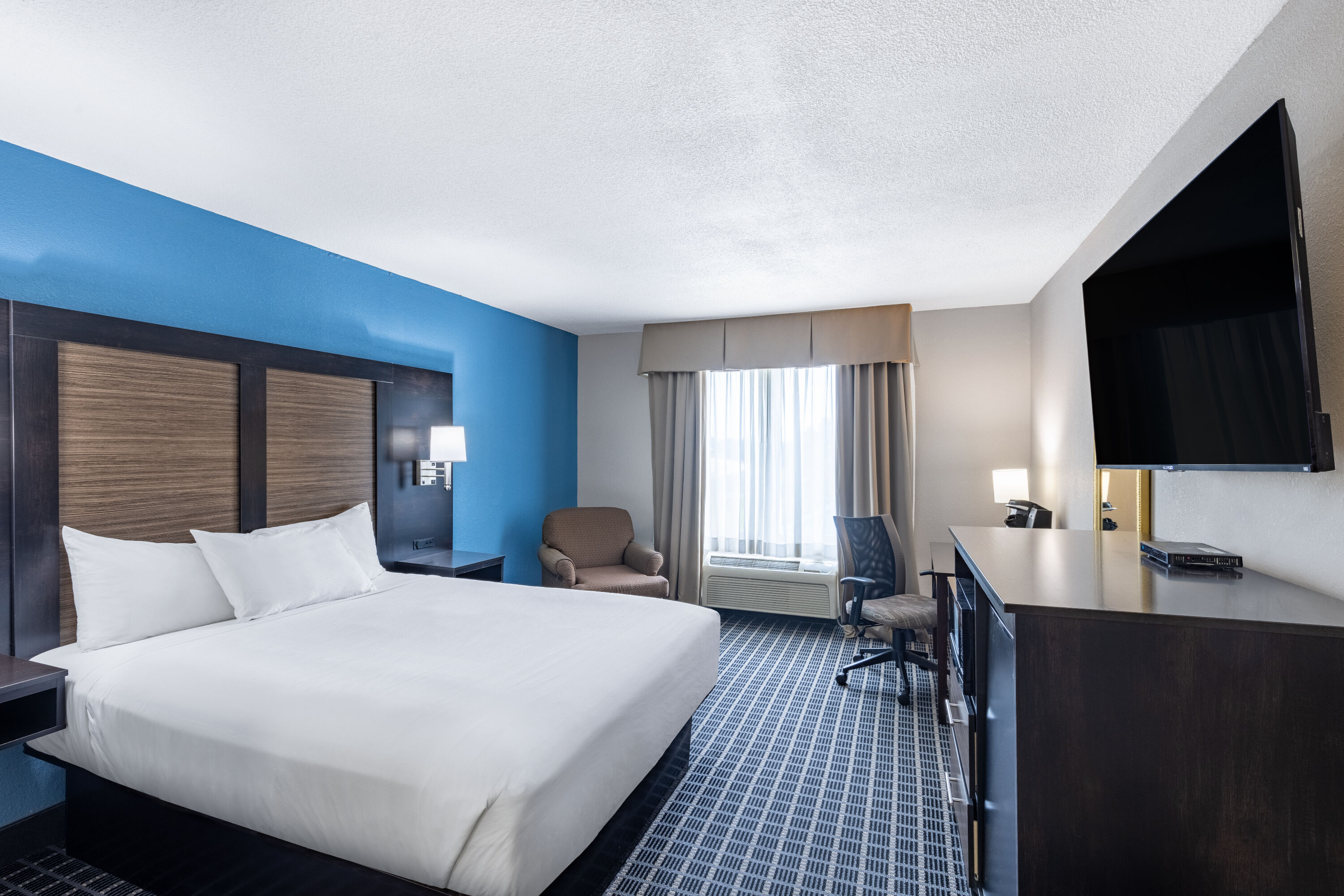 Guest room at the Baymont by Wyndham Kirksville University Area in Kirksville, Missouri