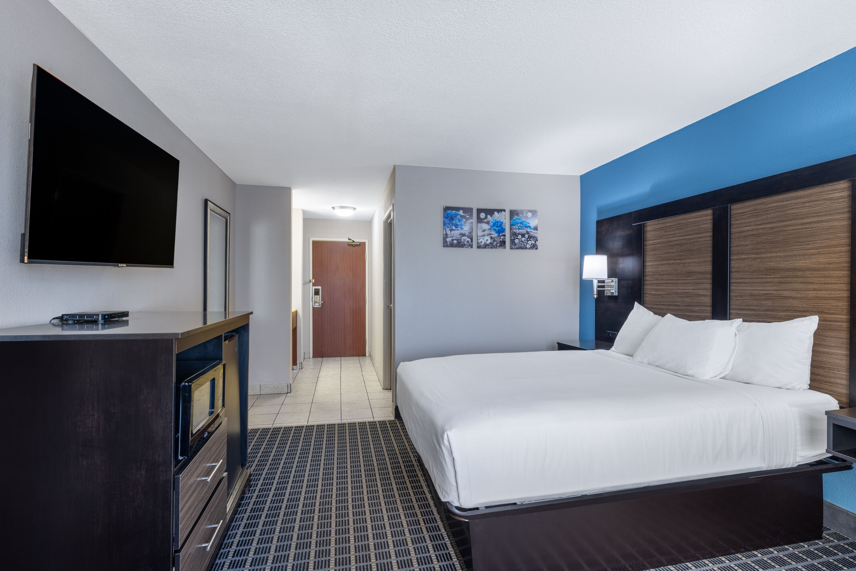 Guest room at the Baymont by Wyndham Kirksville University Area in Kirksville, Missouri