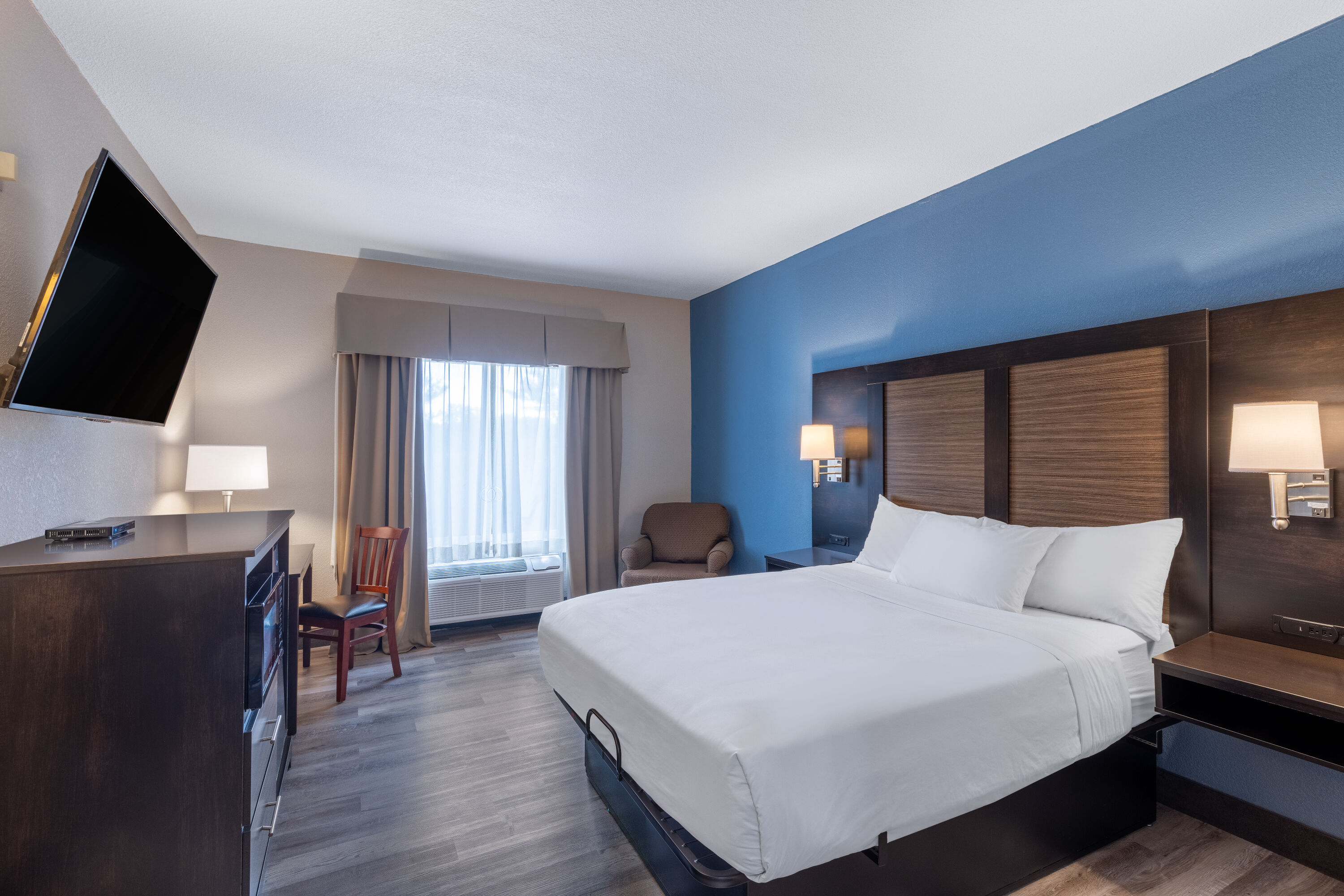 Guest room at the Baymont by Wyndham Kirksville University Area in Kirksville, Missouri