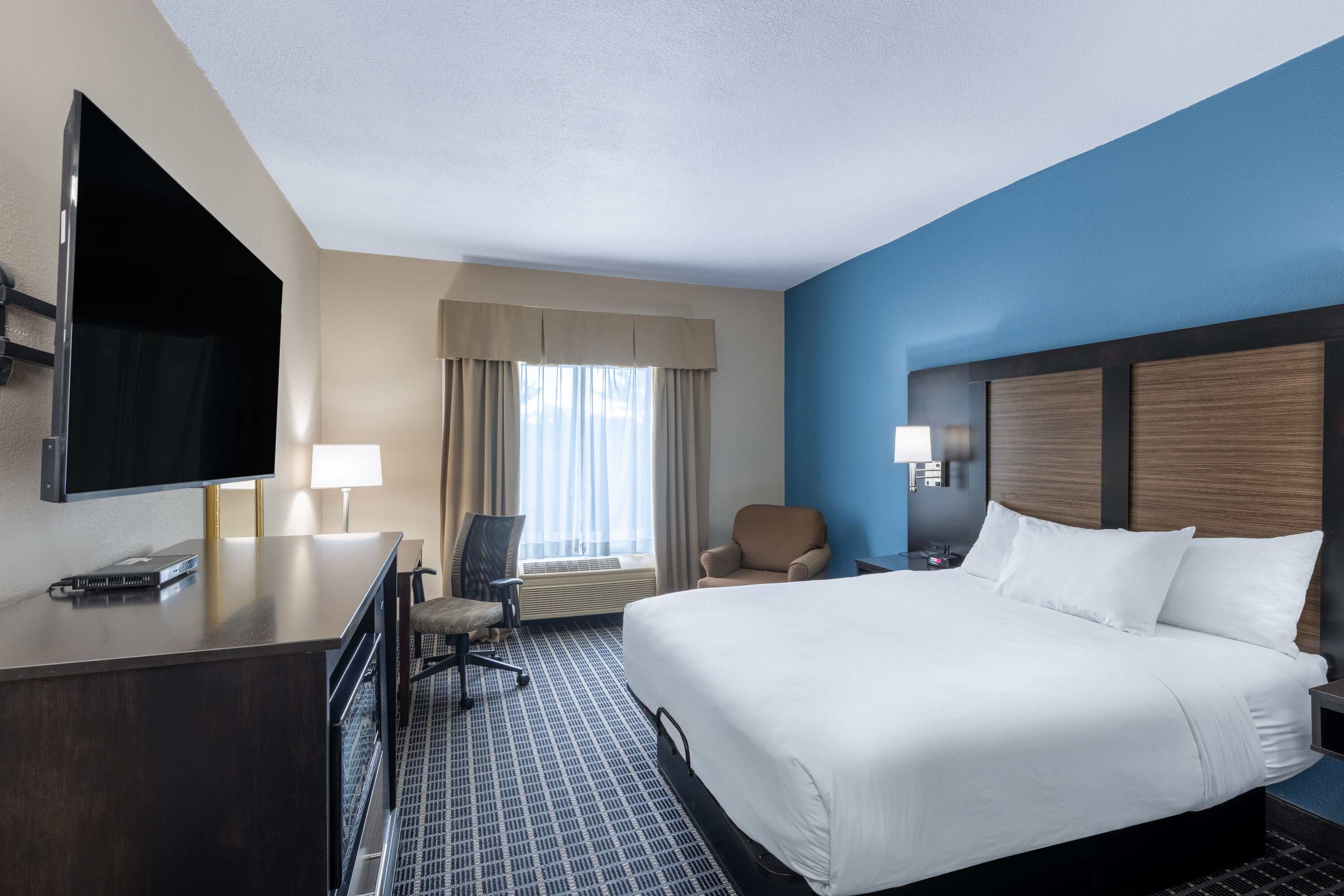 Guest room at the Baymont by Wyndham Kirksville University Area in Kirksville, Missouri