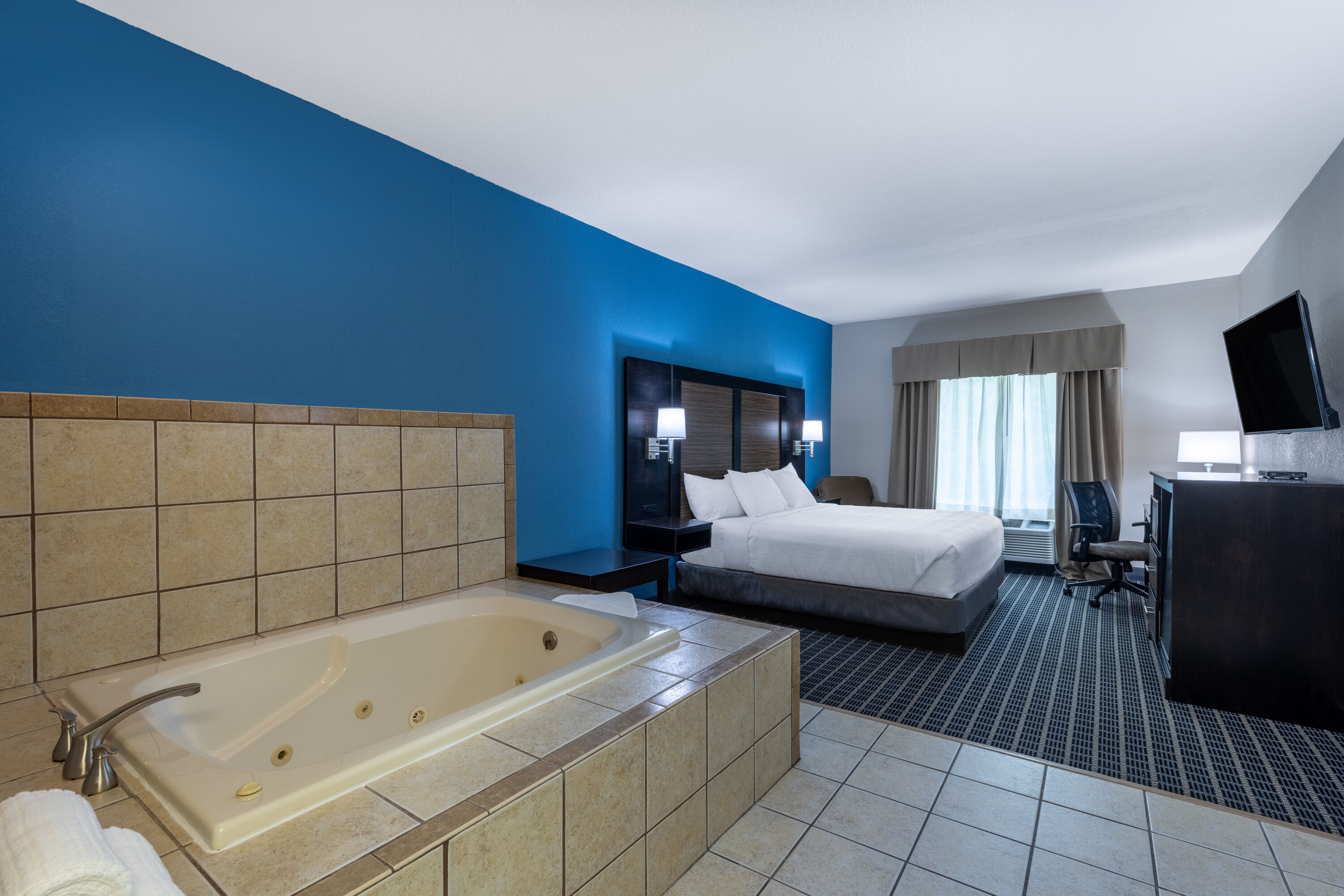 Baymont by Wyndham Kirksville University Area hot tub suite in Kirksville, Missouri