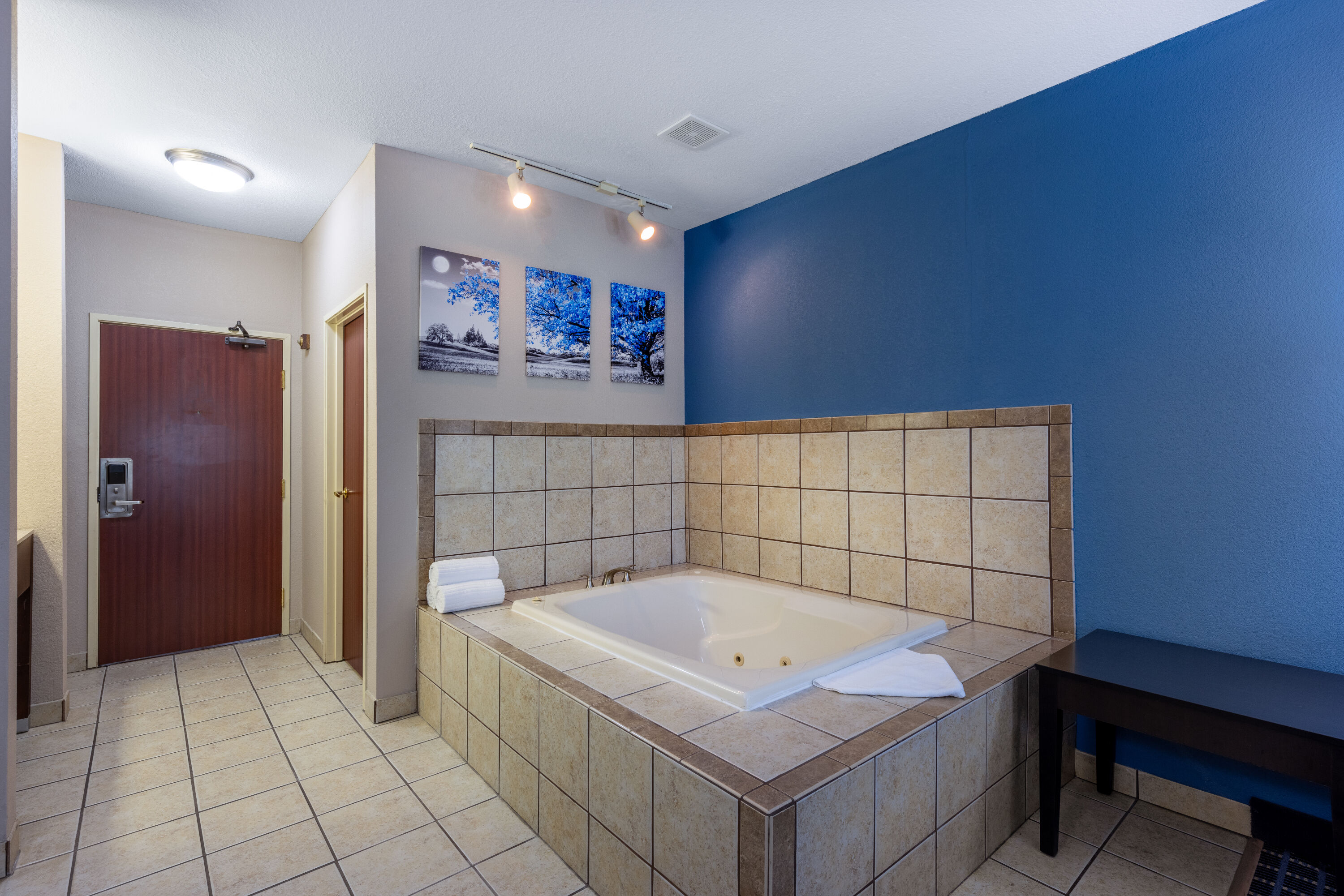 Baymont by Wyndham Kirksville University Area hot tub suite in Kirksville, Missouri