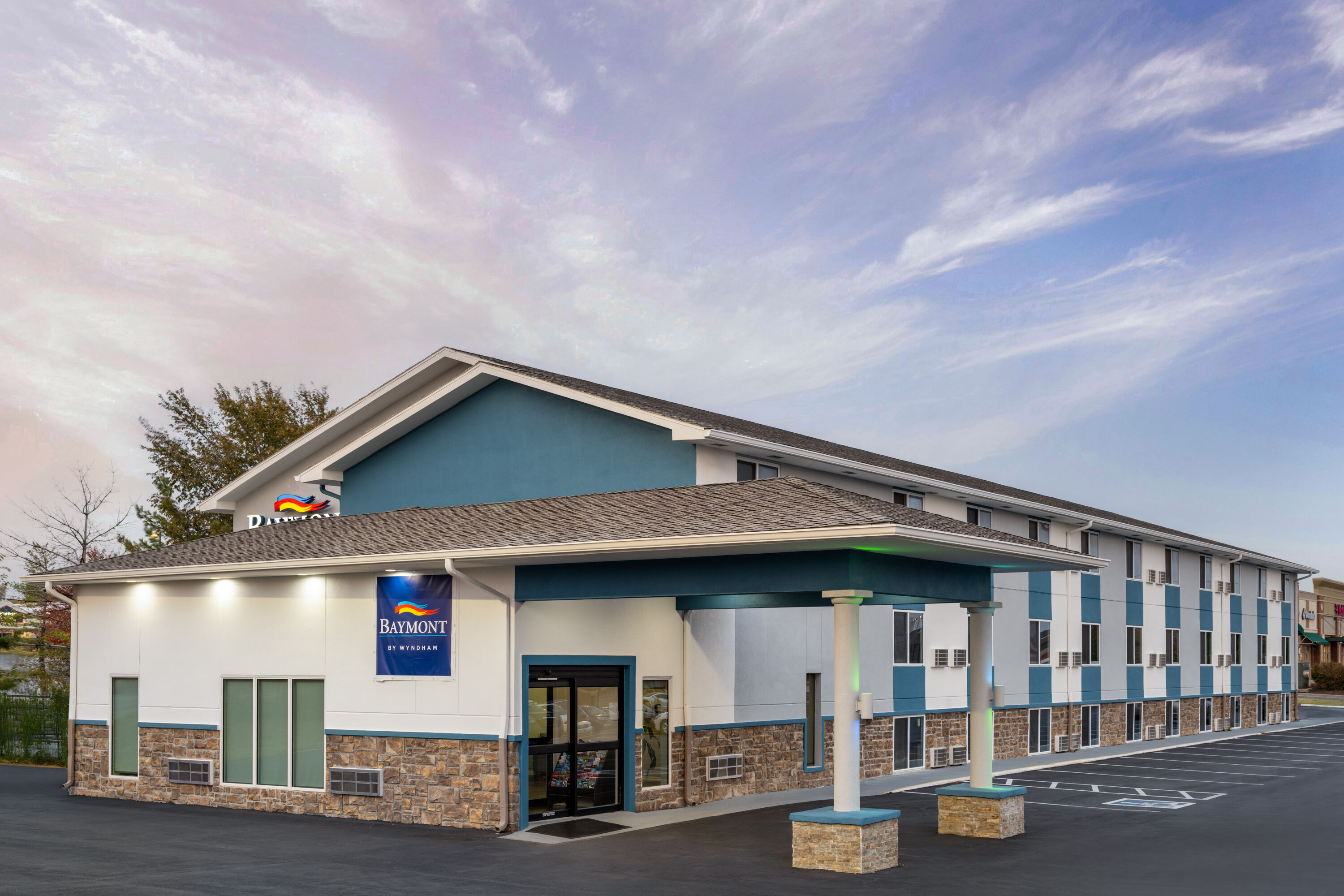 Exterior Dusk Image of Baymont by Wyndham Liberty MO hotel in Liberty, Missouri