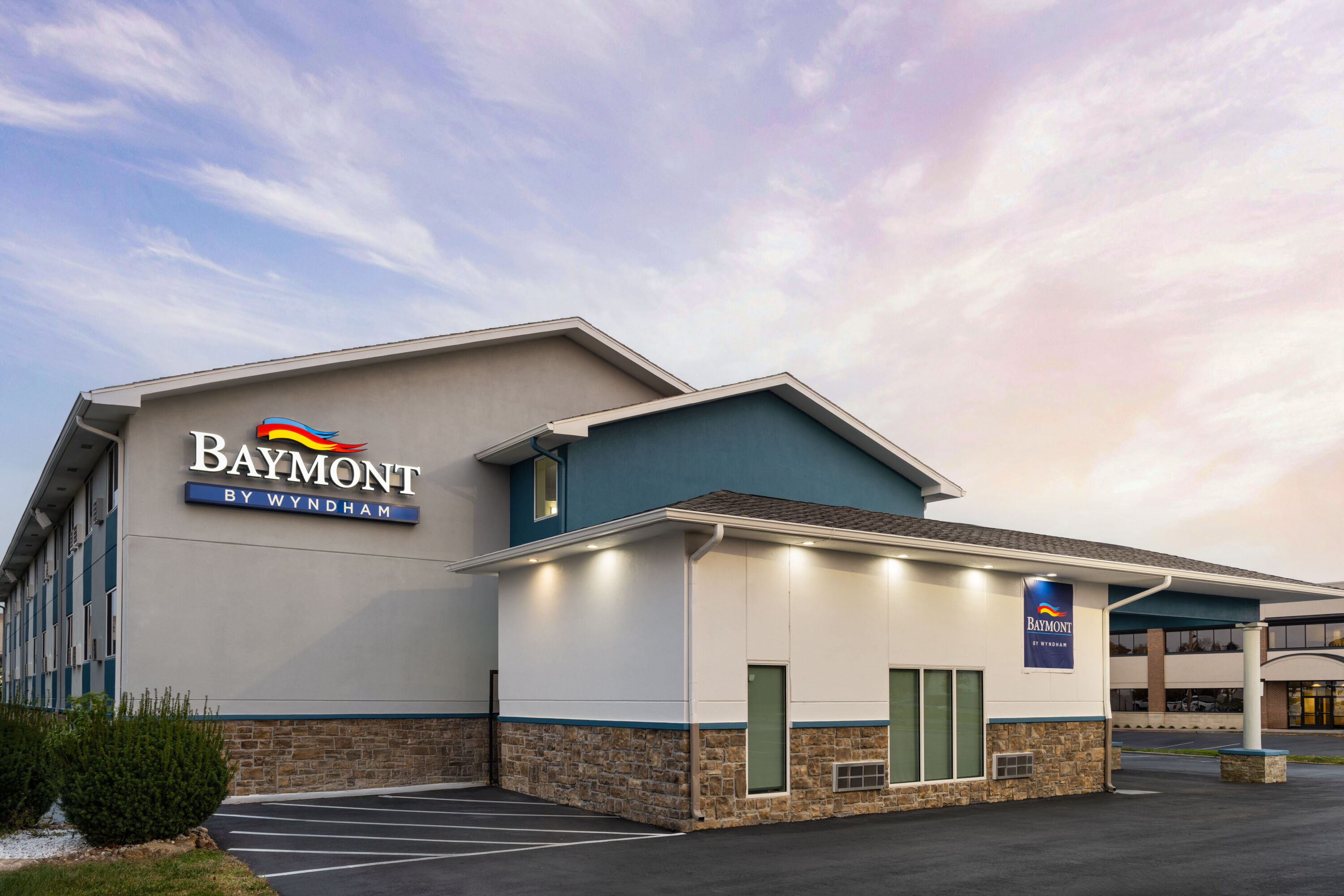 Exterior Dusk Image of Baymont by Wyndham Liberty MO hotel in Liberty, Missouri