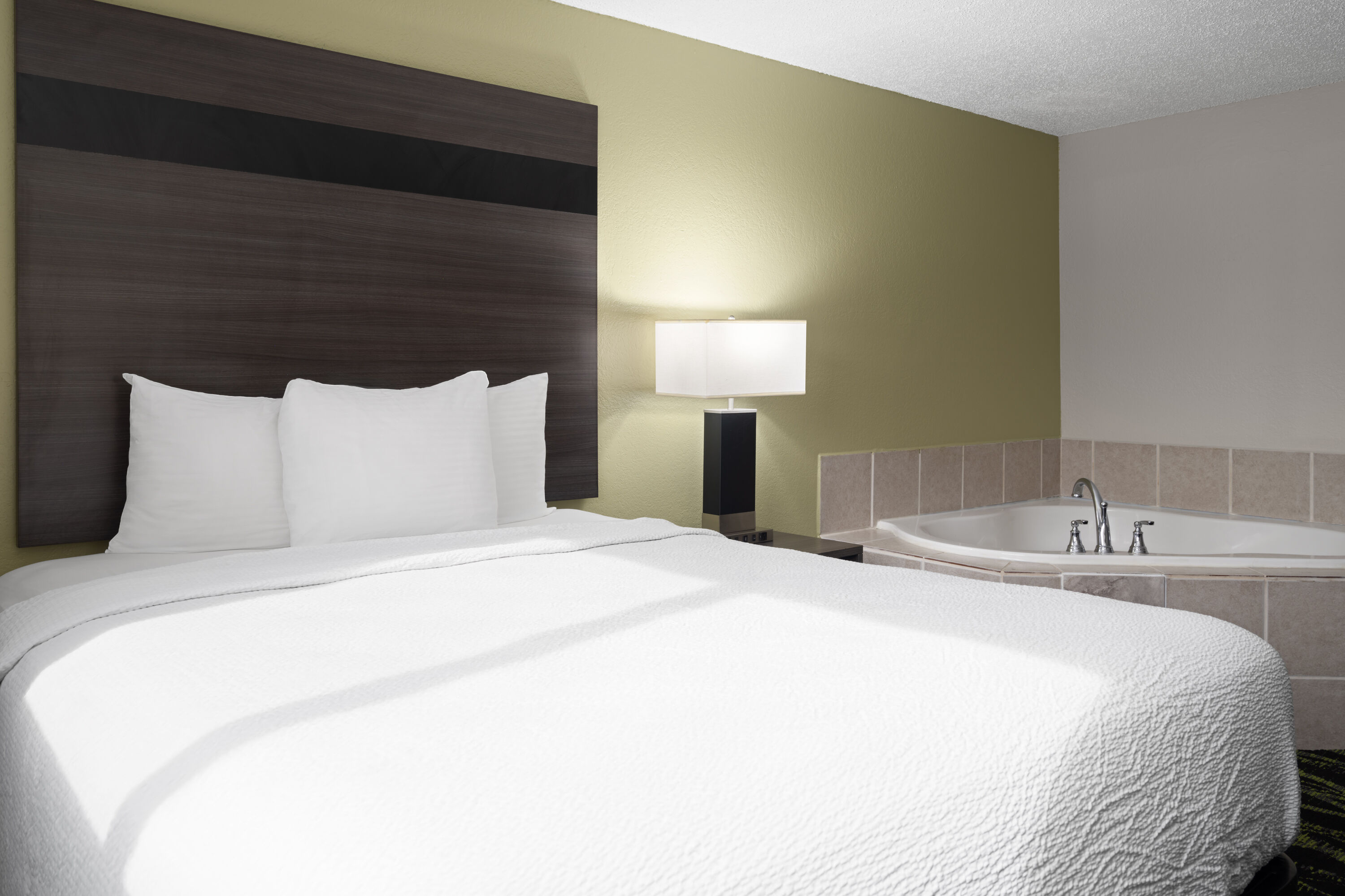 Baymont by Wyndham Liberty MO hot tub suite in Liberty, Missouri