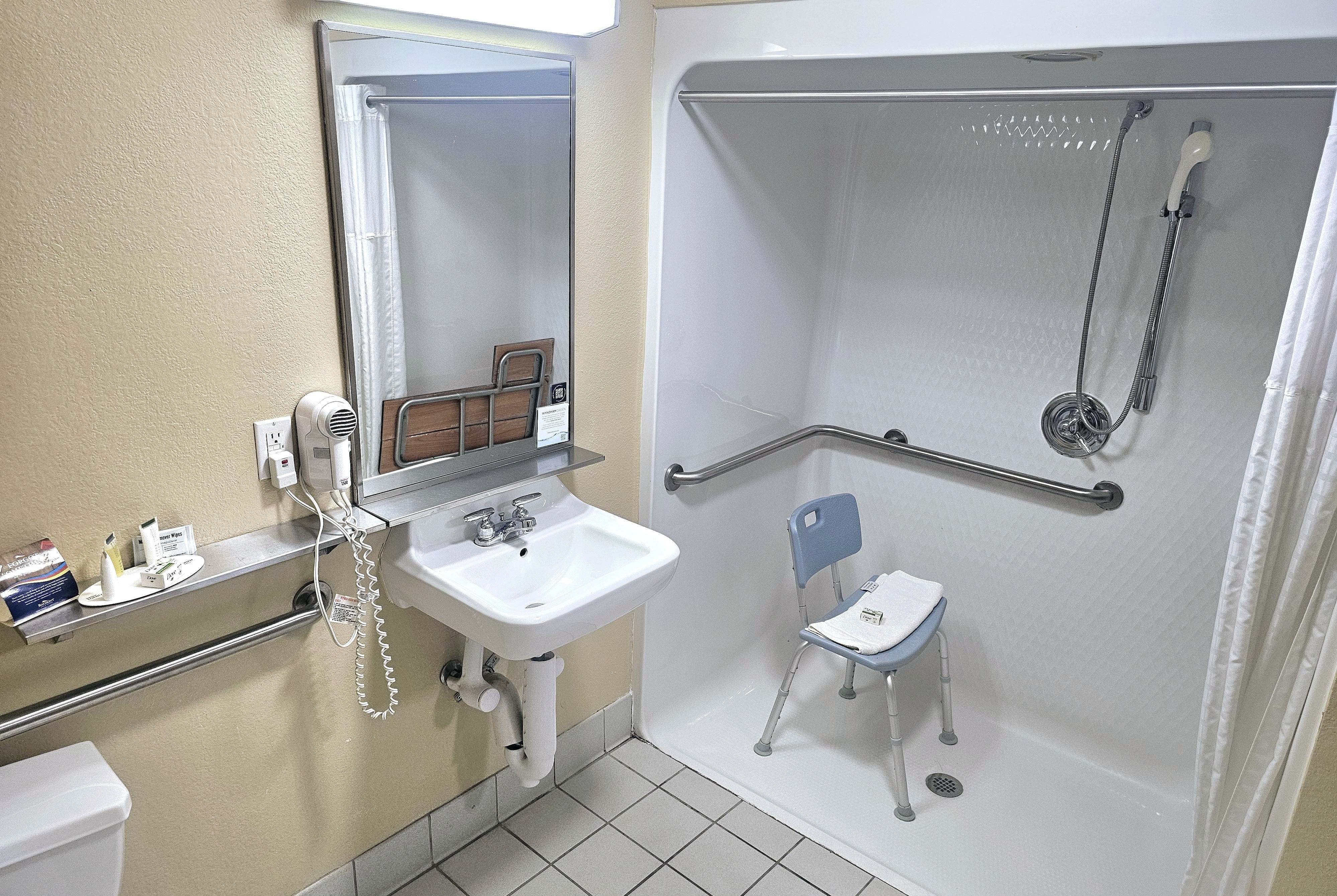 Guest room bath at the Baymont by Wyndham Rolla in Rolla, Missouri