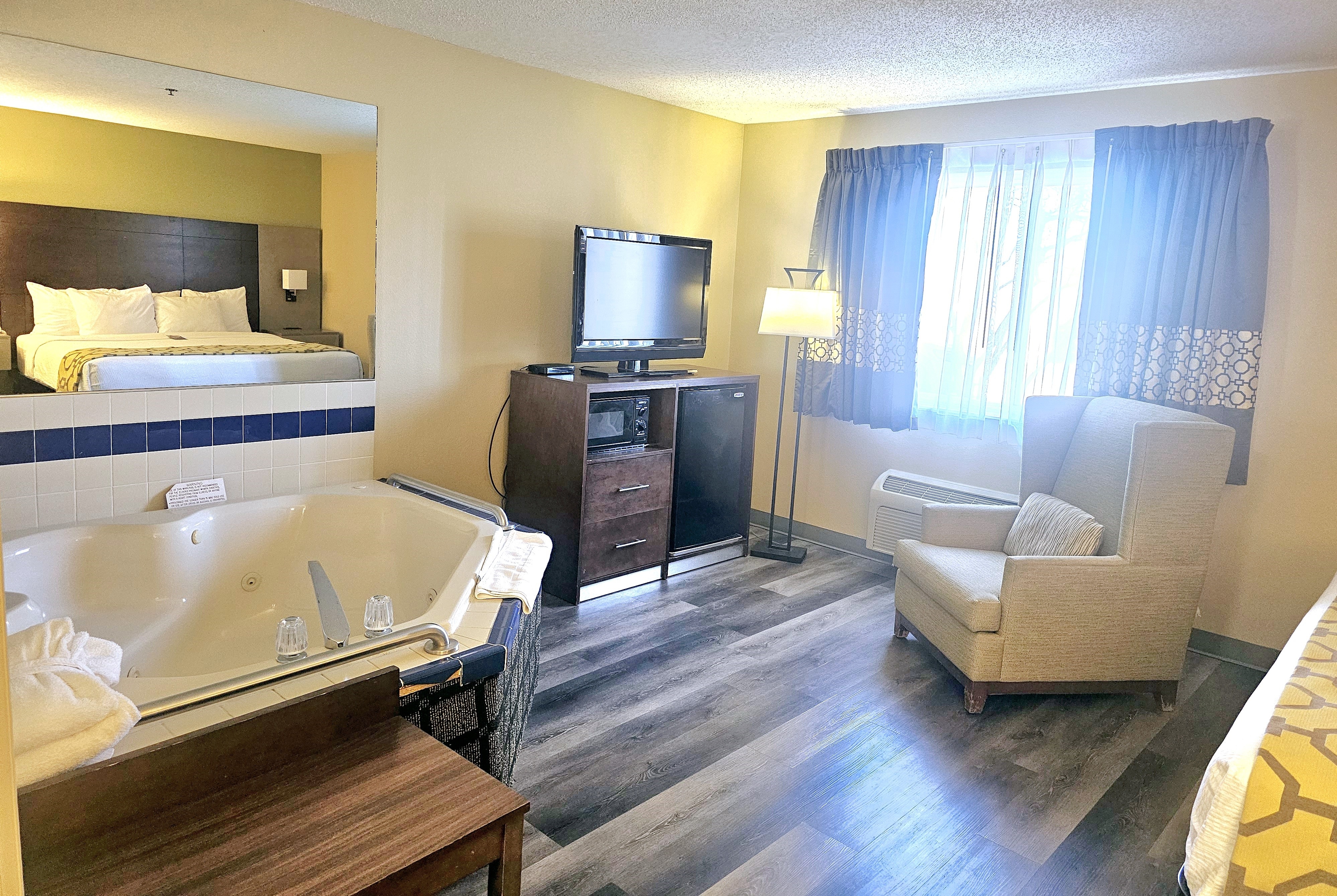 Guest room at the Baymont by Wyndham Rolla in Rolla, Missouri