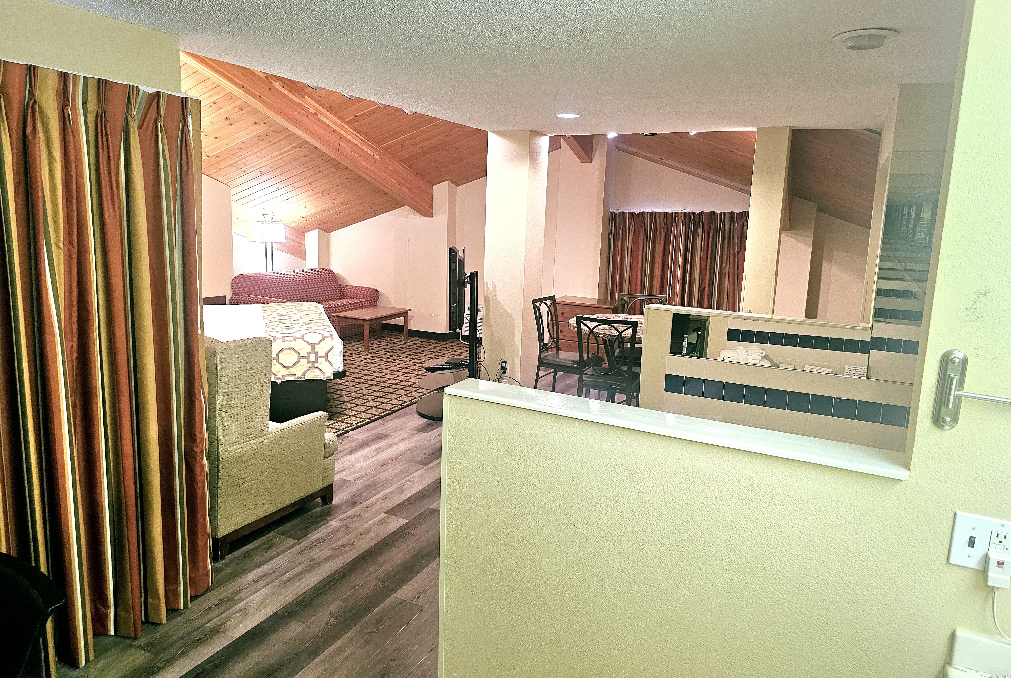 Guest room at the Baymont by Wyndham Rolla in Rolla, Missouri