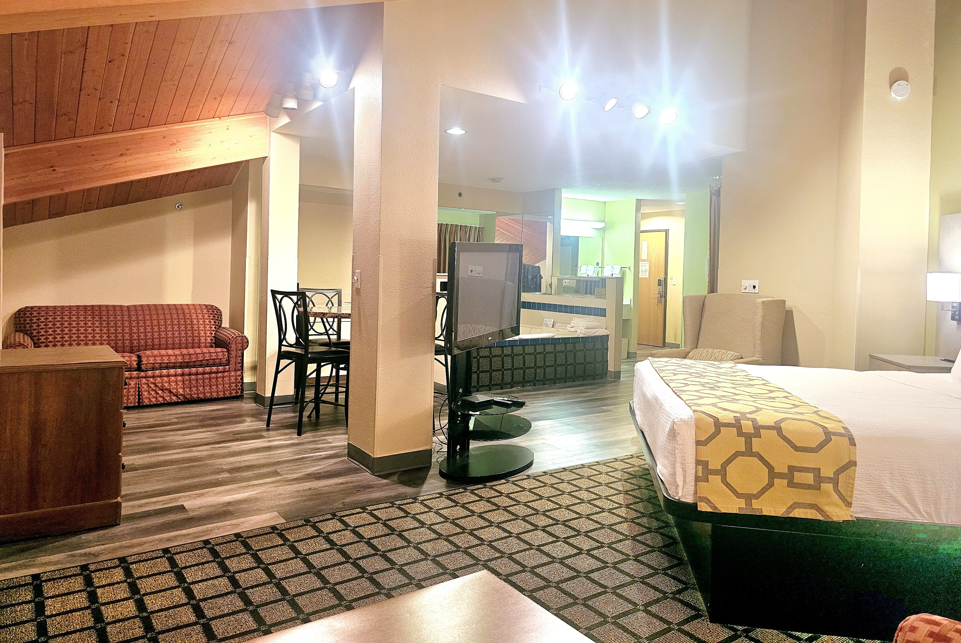 Guest room at the Baymont by Wyndham Rolla in Rolla, Missouri