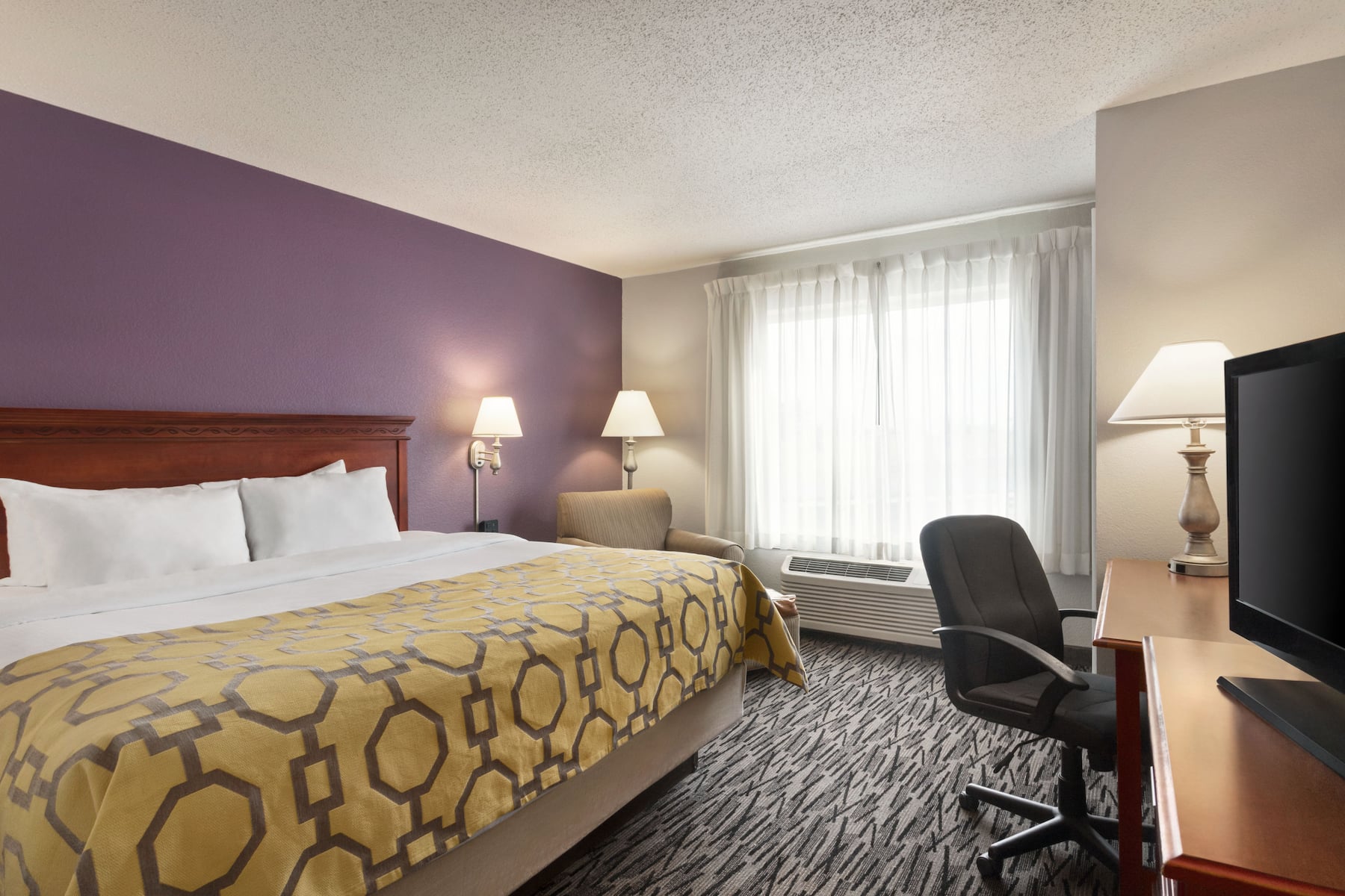 Guest room at the Baymont by Wyndham Springfield I-44 in Springfield, Missouri