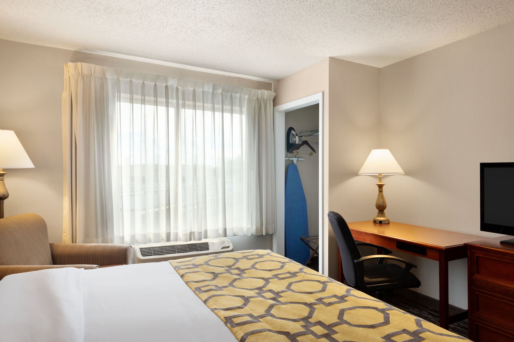 Guest room at the Baymont by Wyndham Springfield I-44 in Springfield, Missouri