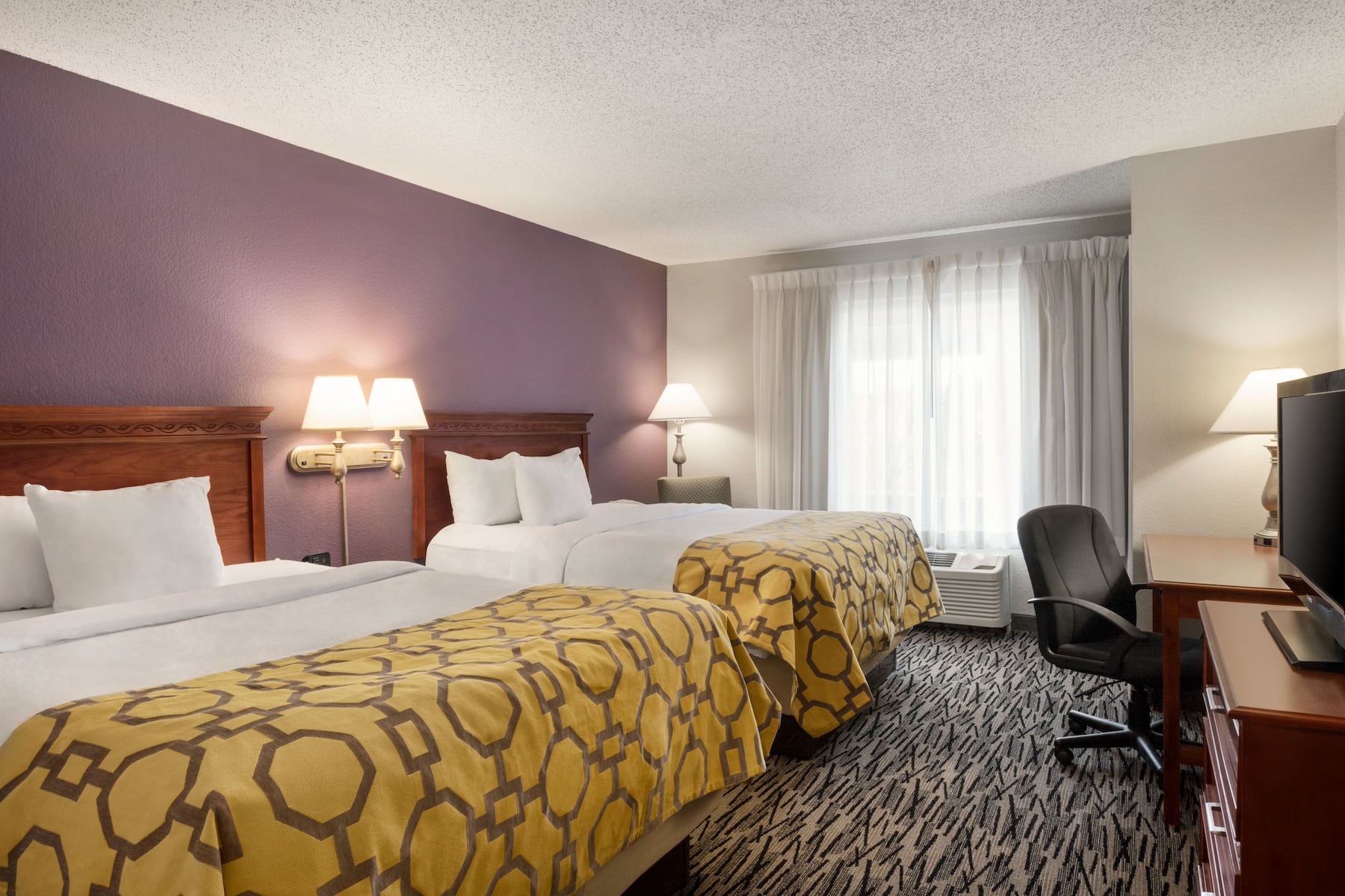 Guest room at the Baymont by Wyndham Springfield I-44 in Springfield, Missouri