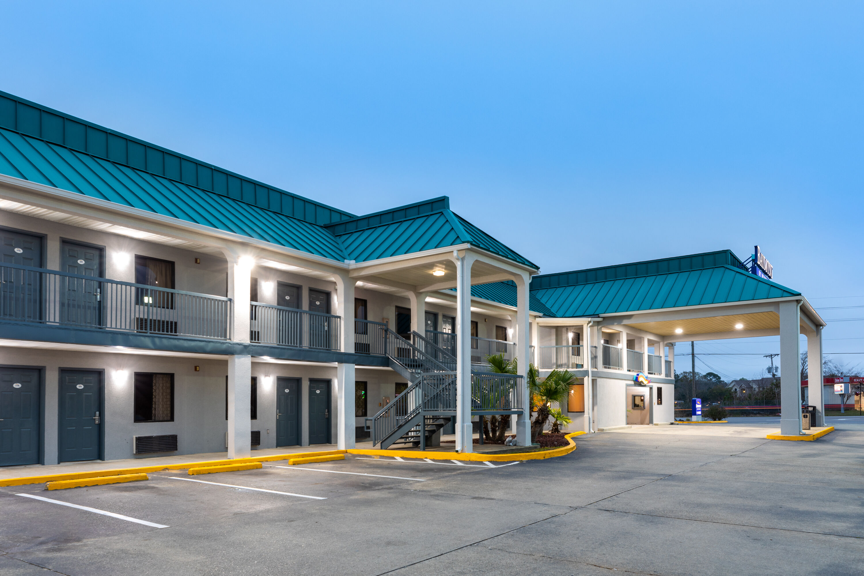 Exterior Dusk Image of Baymont by Wyndham Biloxi/Ocean Springs hotel in Biloxi, Mississippi