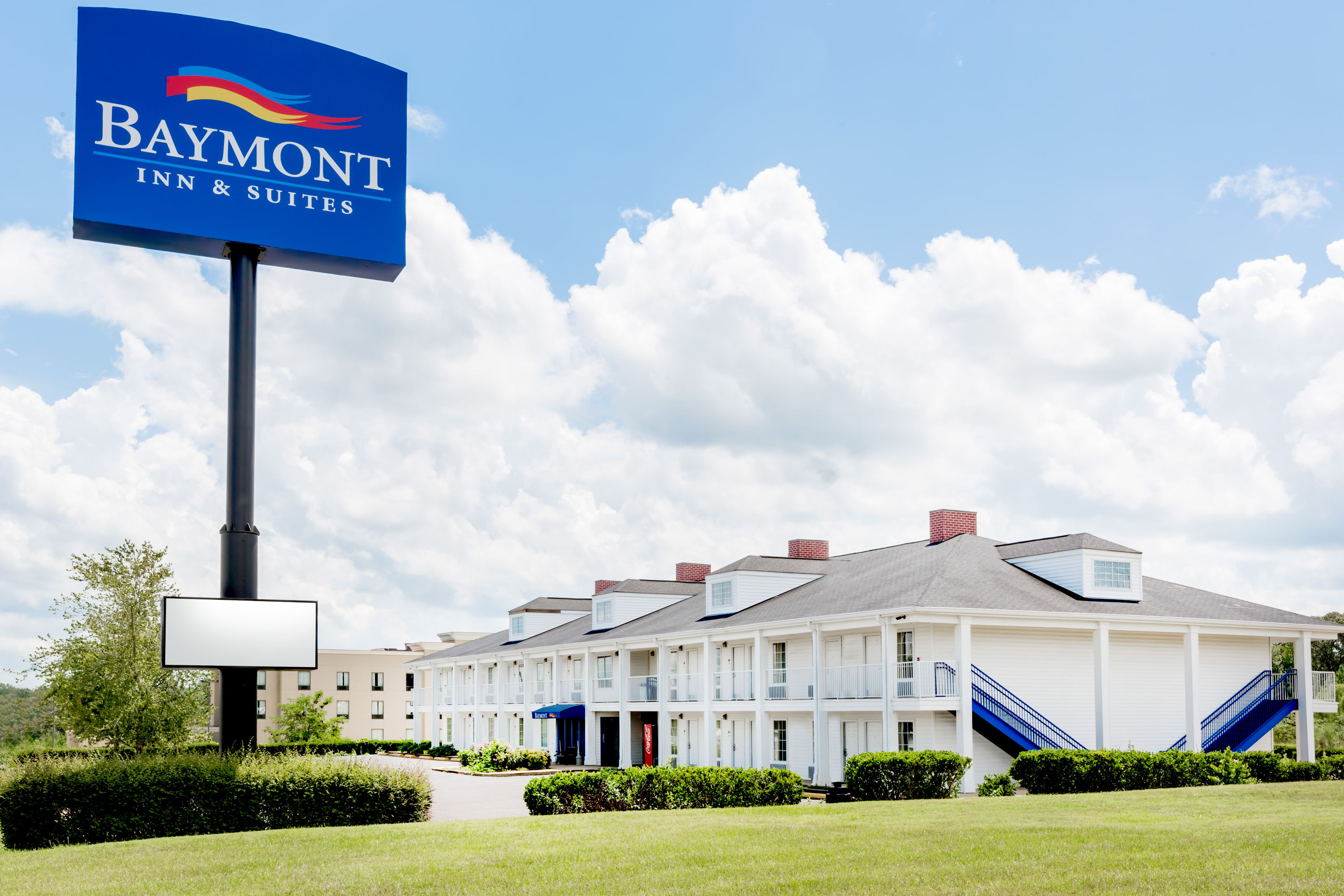 Exterior of Baymont by Wyndham Grenada hotel in Grenada, Mississippi