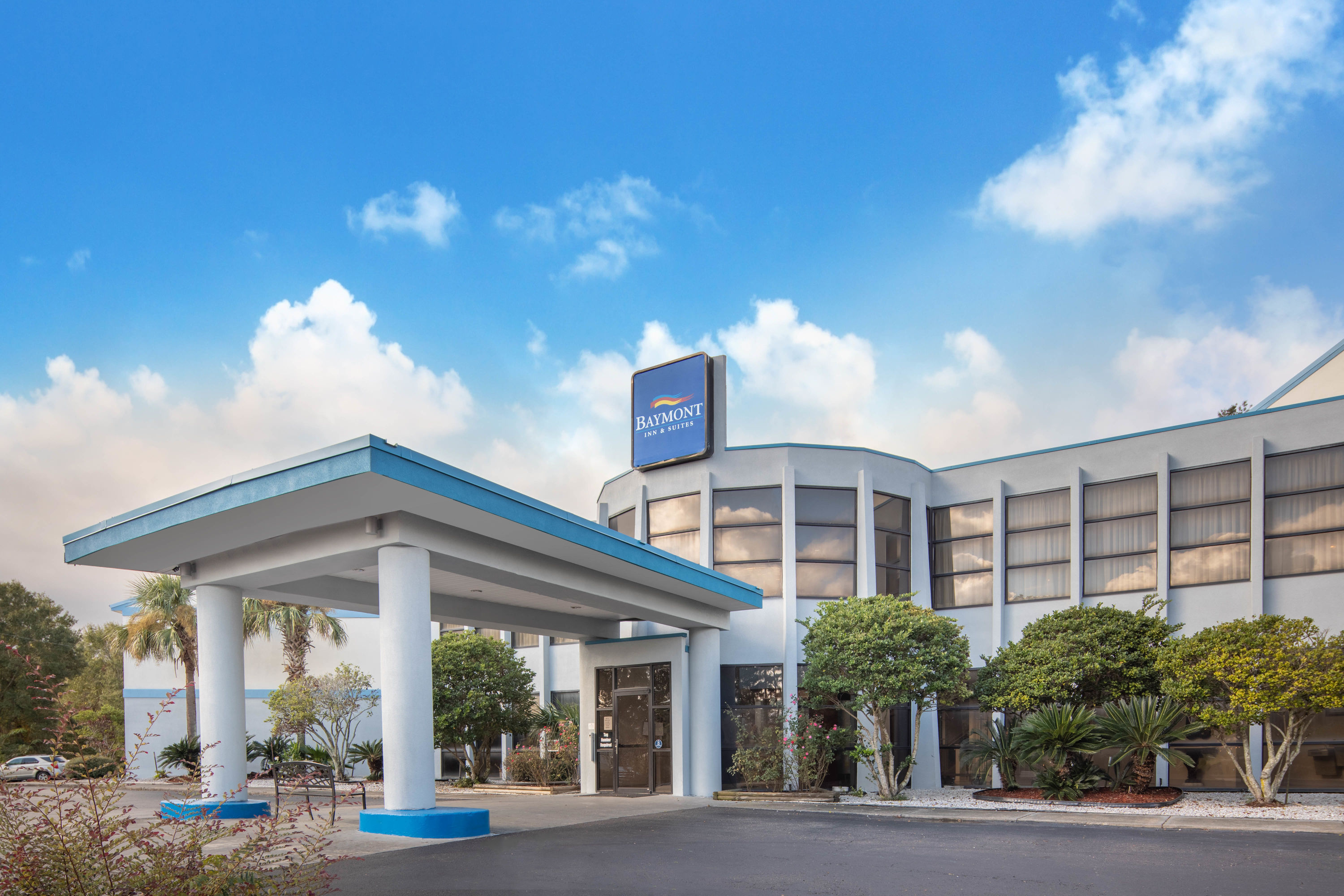 Exterior Day Image of Baymont by Wyndham Laurel hotel in Laurel, Mississippi