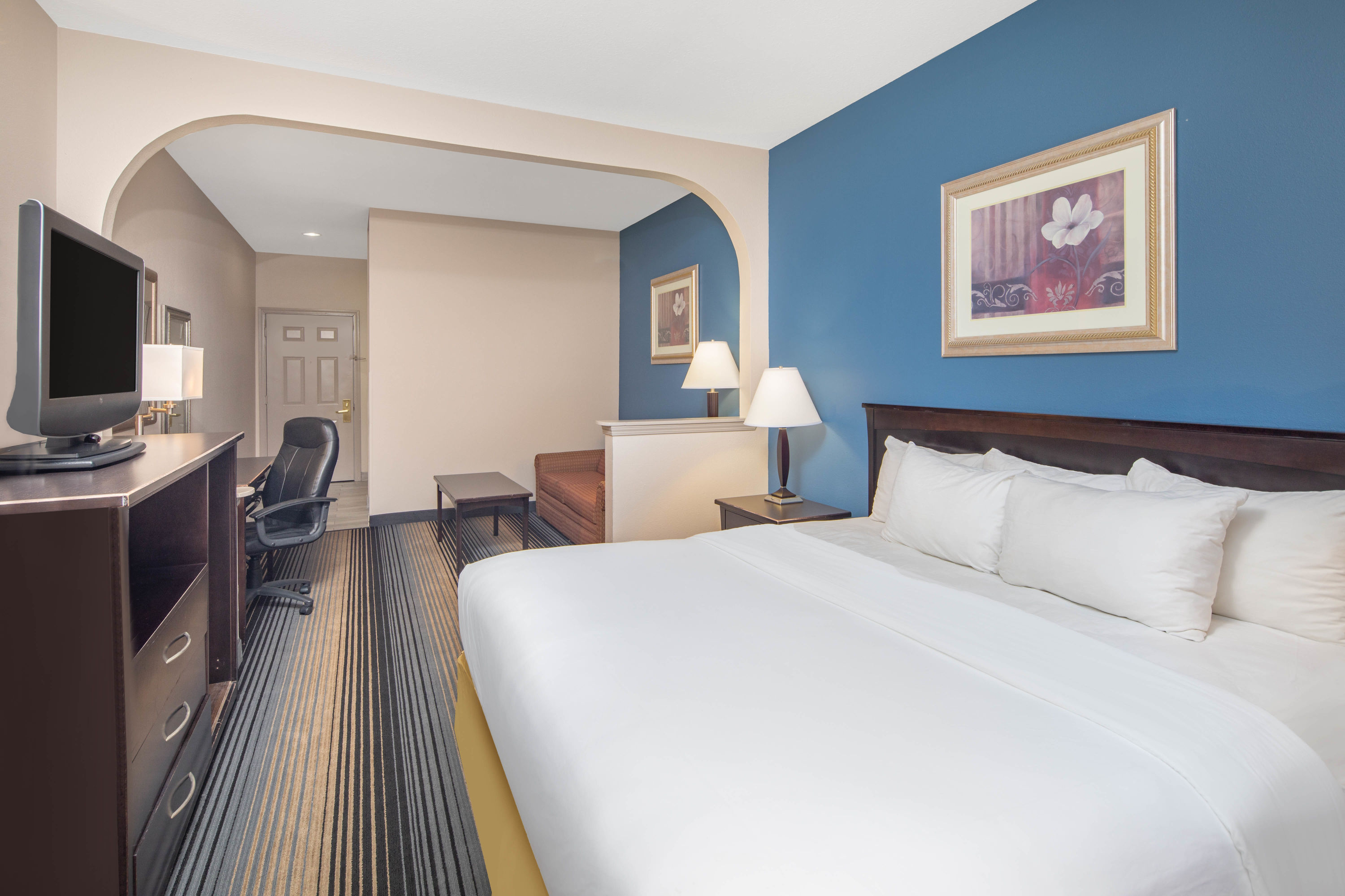 Baymont by Wyndham Laurel suite in Laurel, Mississippi