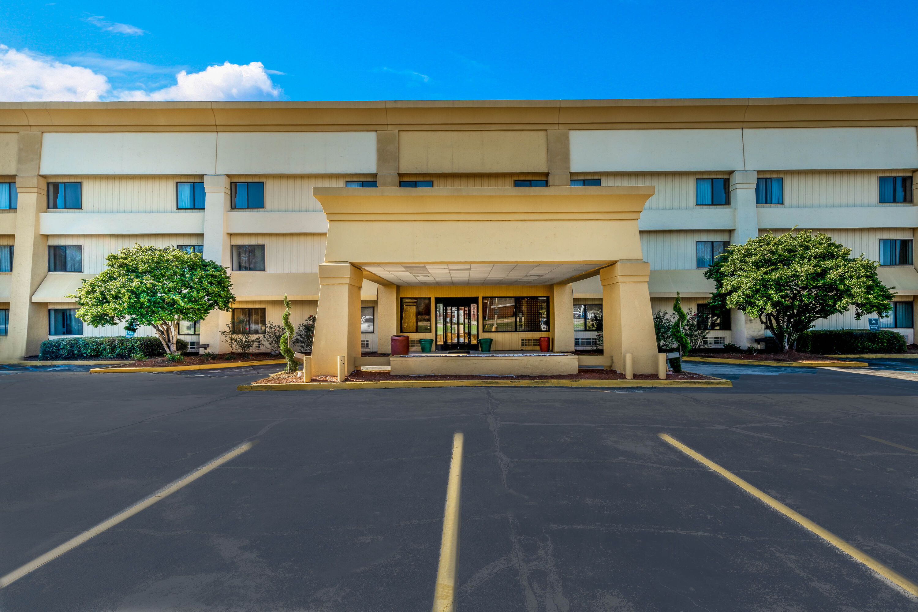 Exterior Day Image of Baymont by Wyndham Meridian hotel in Meridian, Mississippi