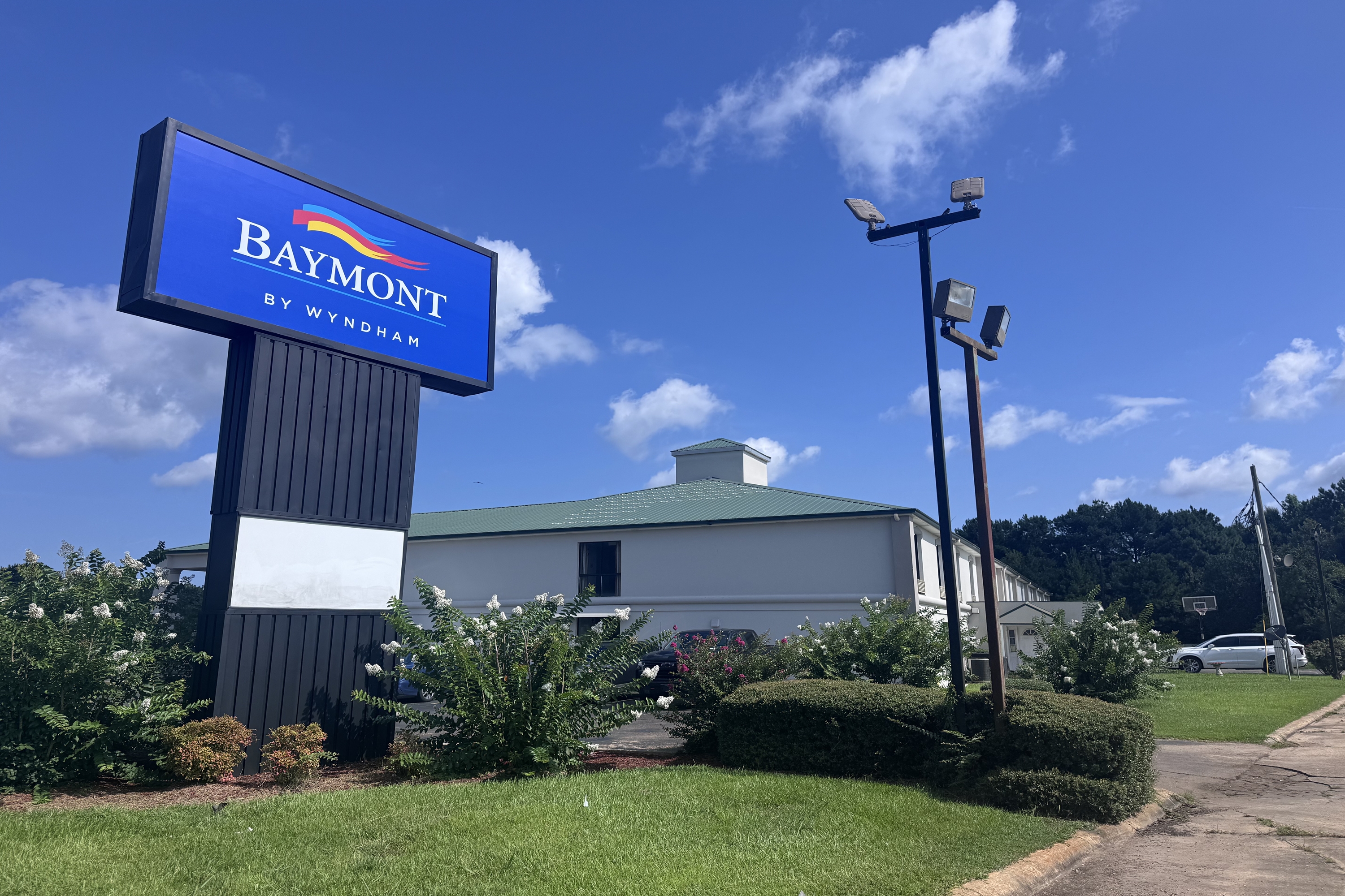 Exterior of Baymont by Wyndham Philadelphia/Choctaw MS hotel in Philadelphia, Mississippi