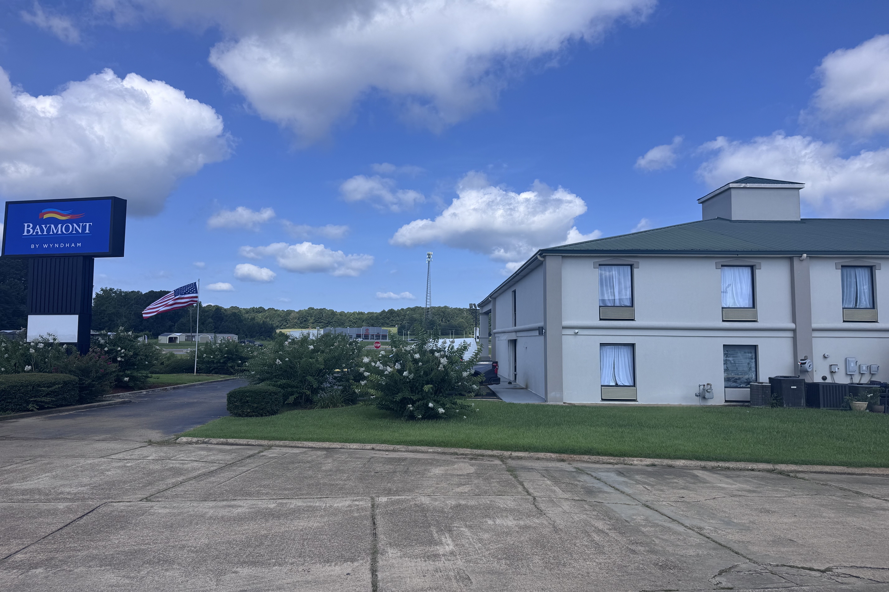 Exterior of Baymont by Wyndham Philadelphia/Choctaw MS hotel in Philadelphia, Mississippi