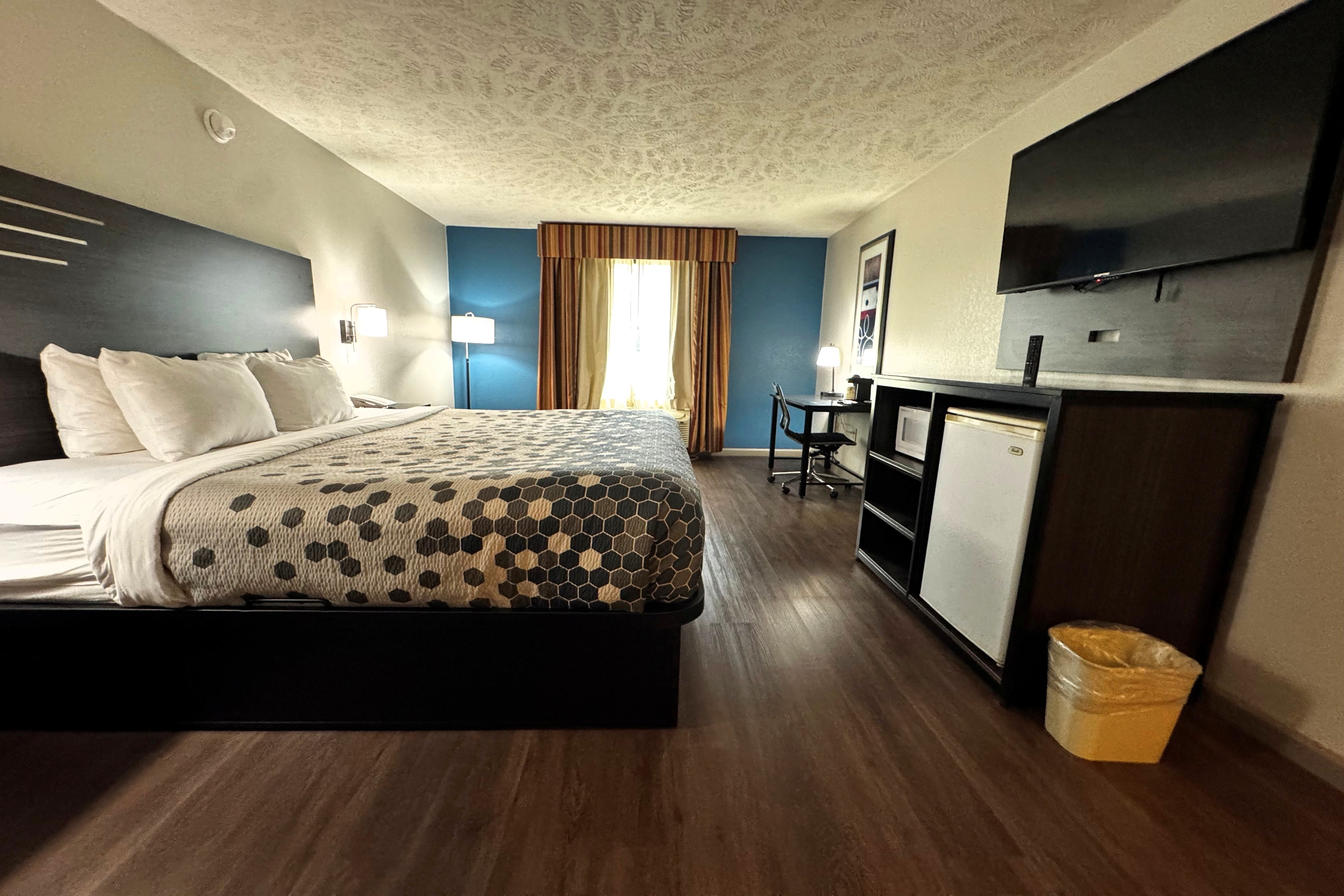 Guest room at the Baymont by Wyndham Philadelphia/Choctaw MS in Philadelphia, Mississippi
