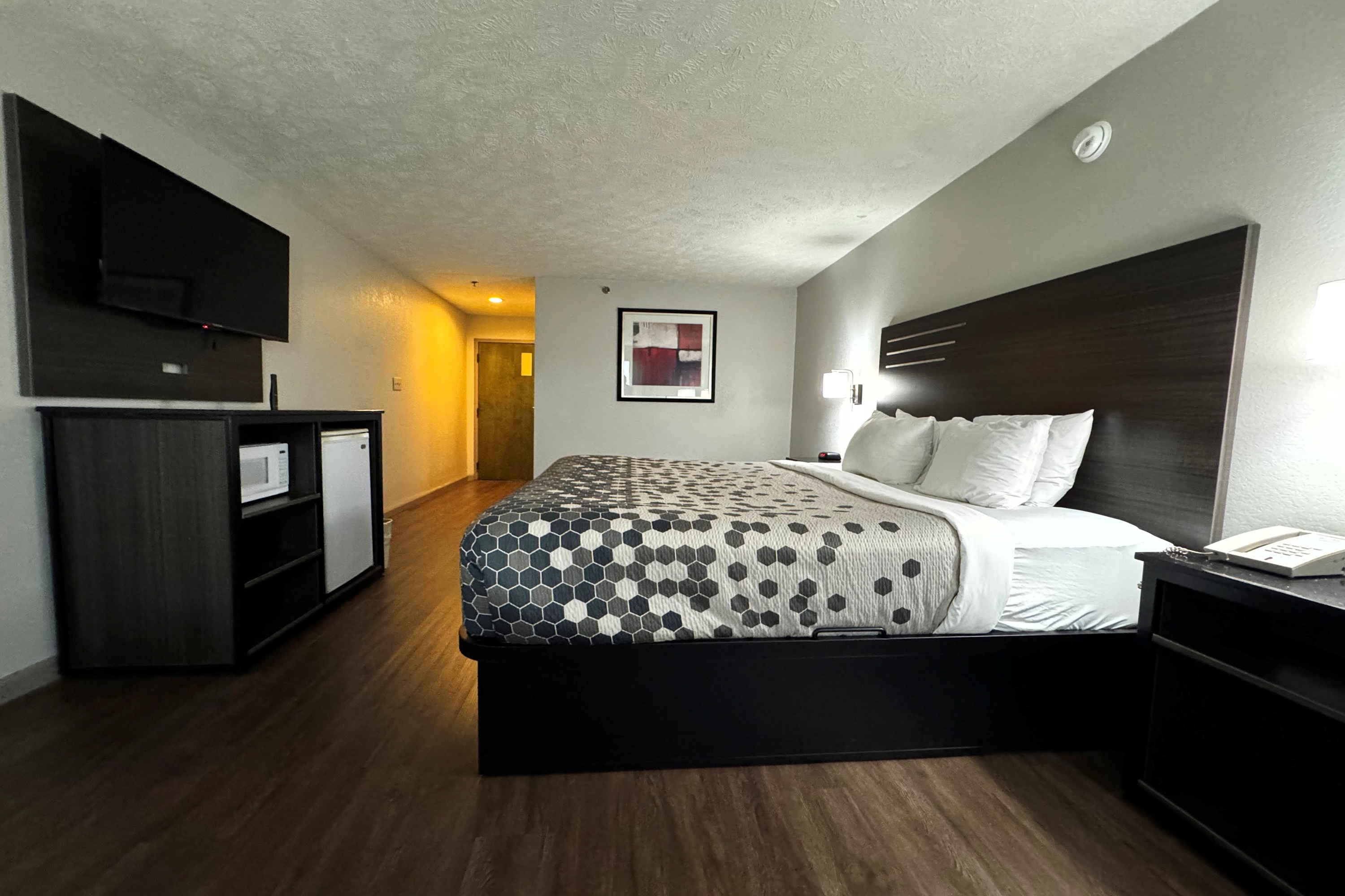 Guest room at the Baymont by Wyndham Philadelphia/Choctaw MS in Philadelphia, Mississippi