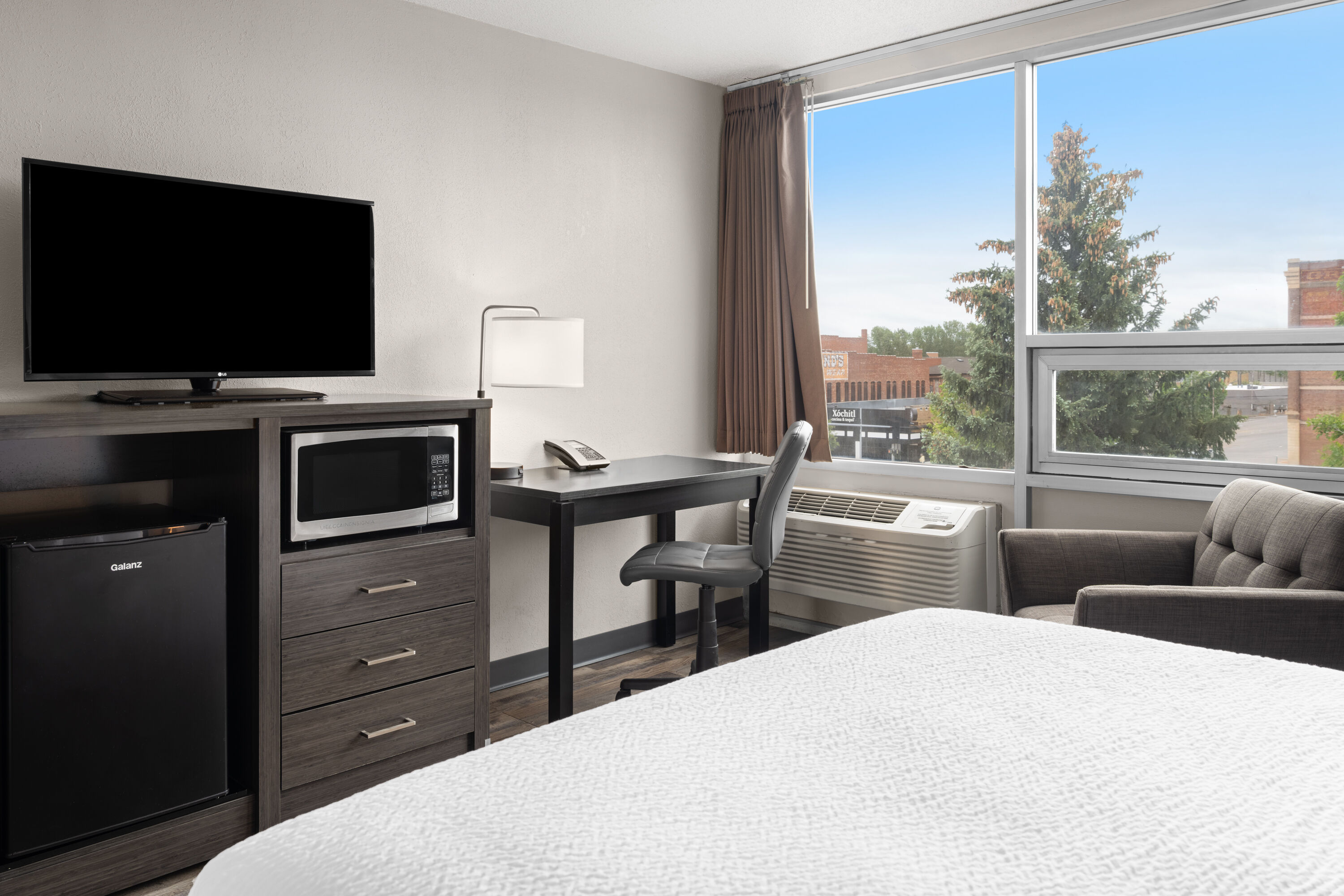 Guest room at the Baymont by Wyndham Great Falls City Center in Great Falls, Montana