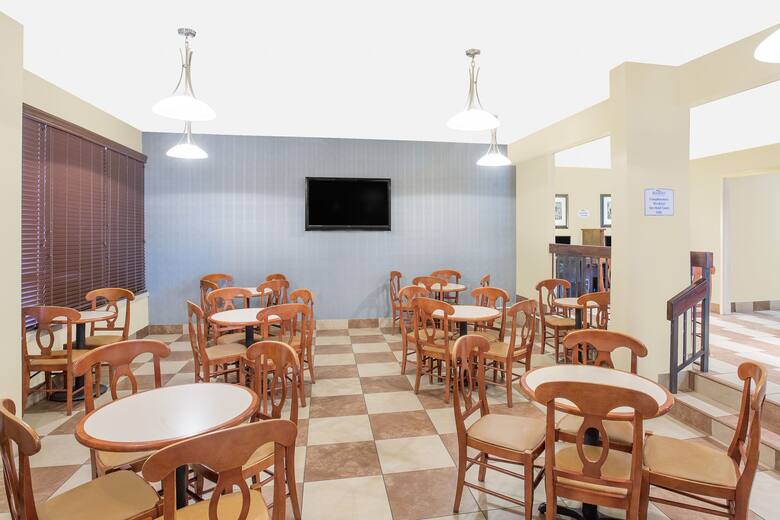 Baymont Inn & Suites Greenville hotel lobby in Greenville, North Carolina