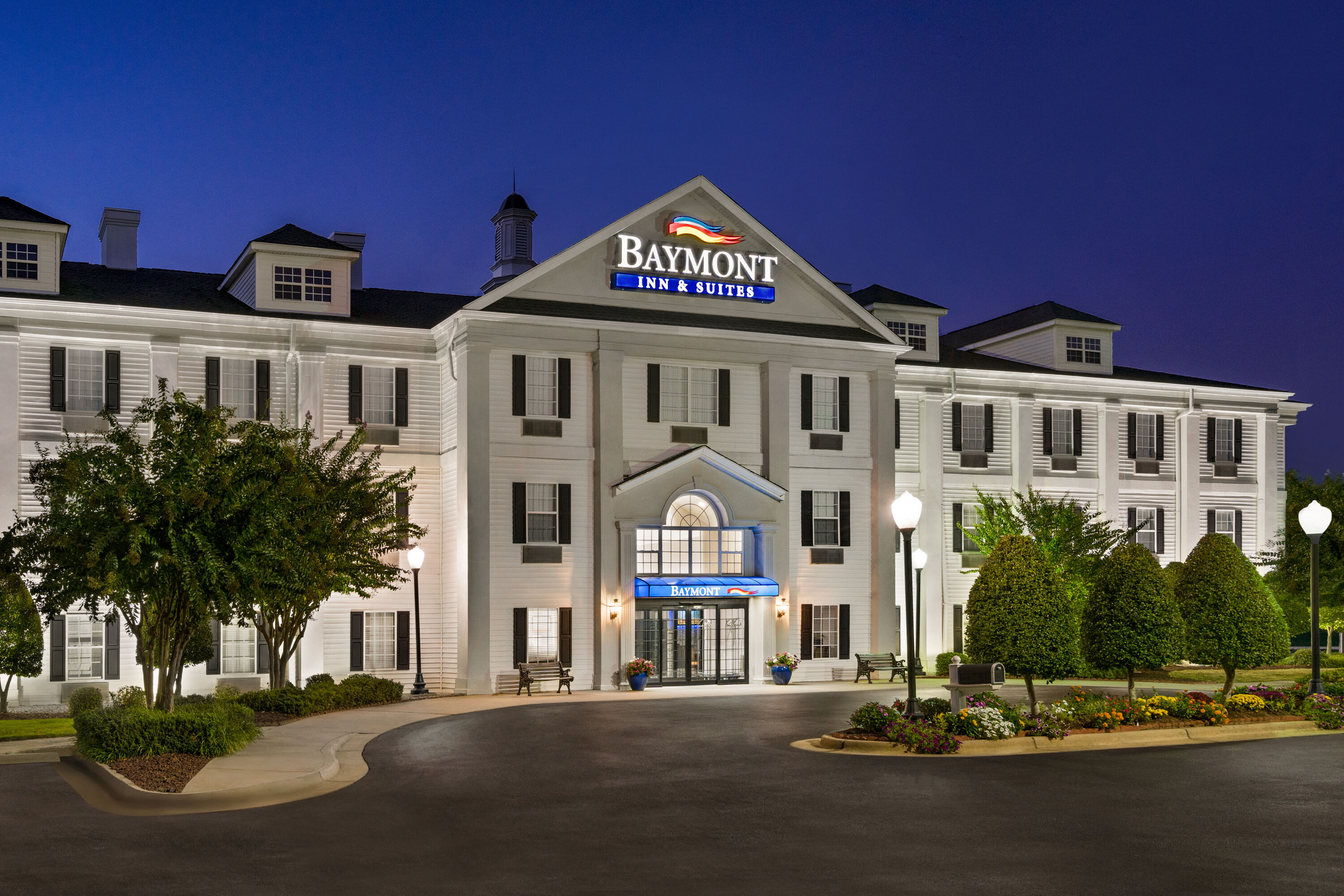 Exterior of Baymont by Wyndham Henderson Oxford hotel in Henderson, North Carolina