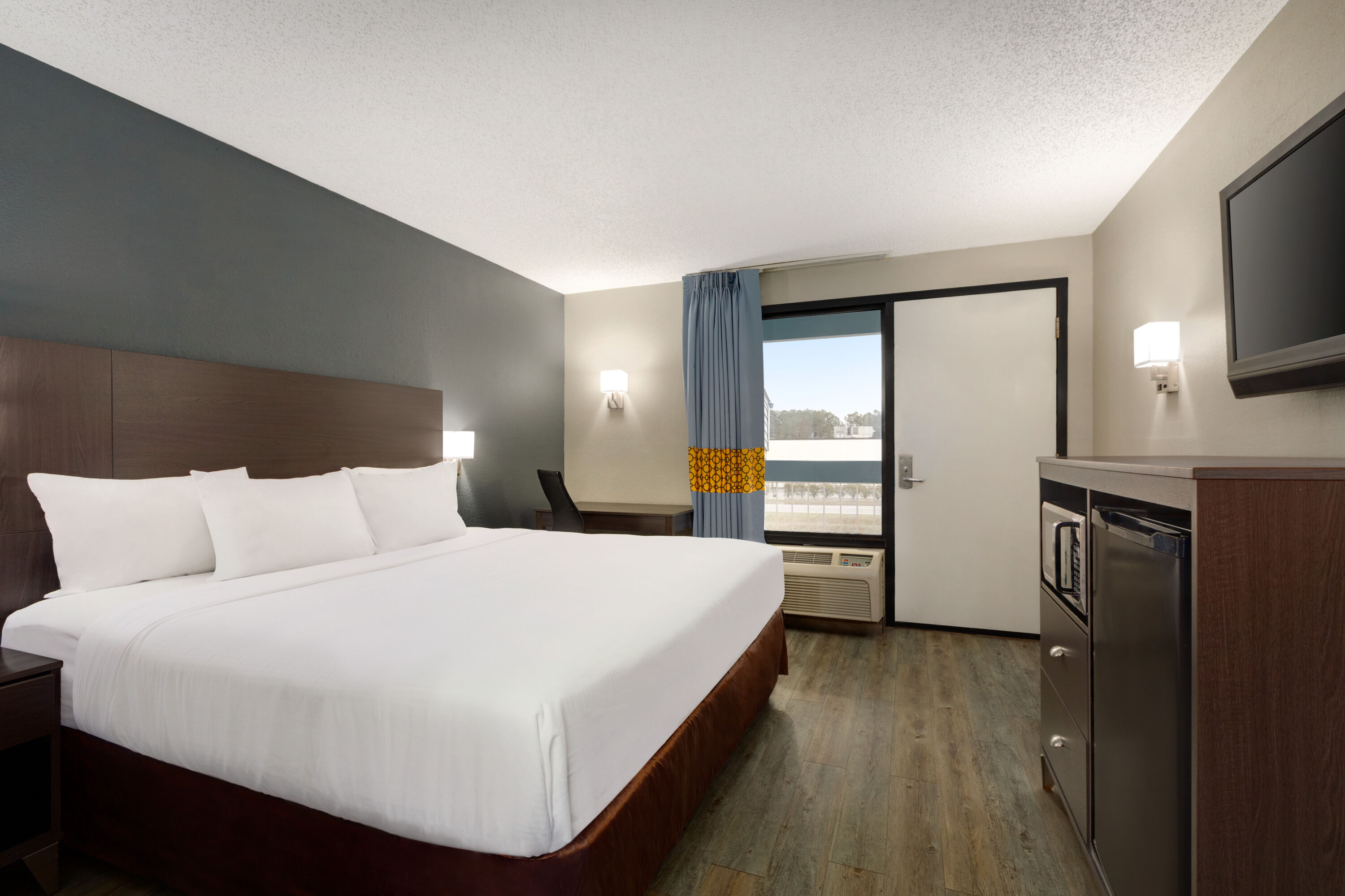 Guest room at the Baymont by Wyndham Wilmington in Wilmington, North Carolina