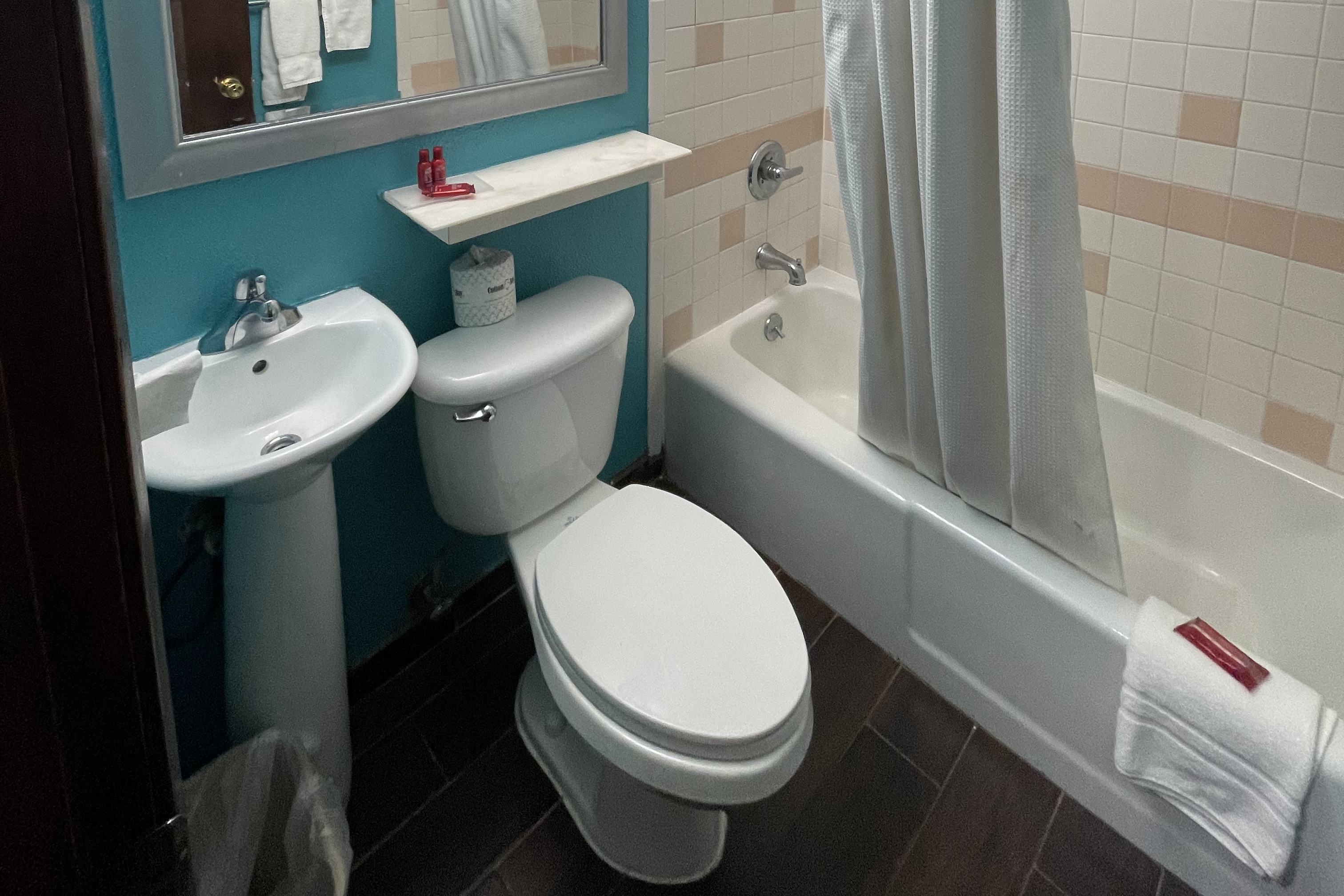 Guest room bath at the Baymont by Wyndham Bellevue/Omaha in Bellevue, Nebraska