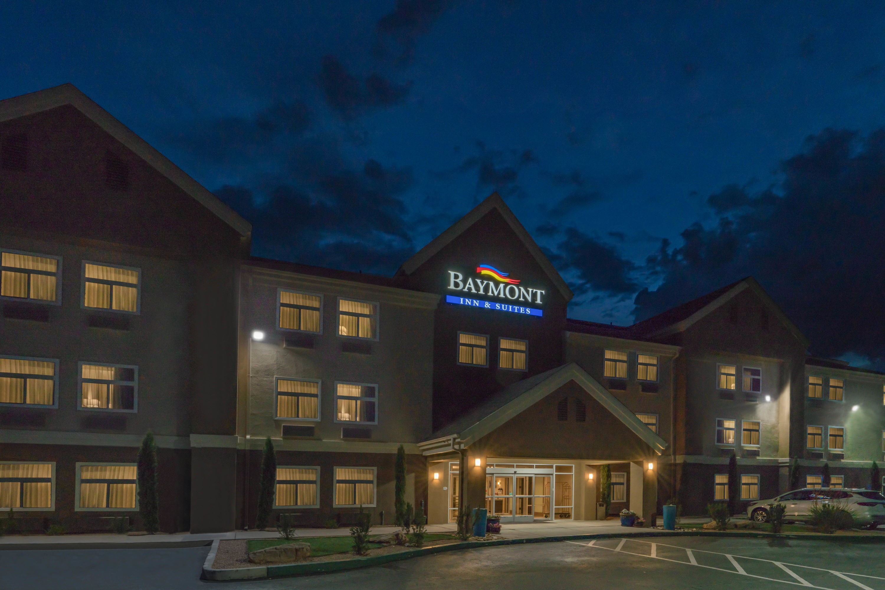 Exterior of Baymont by Wyndham Albuquerque Airport hotel in Albuquerque, New Mexico