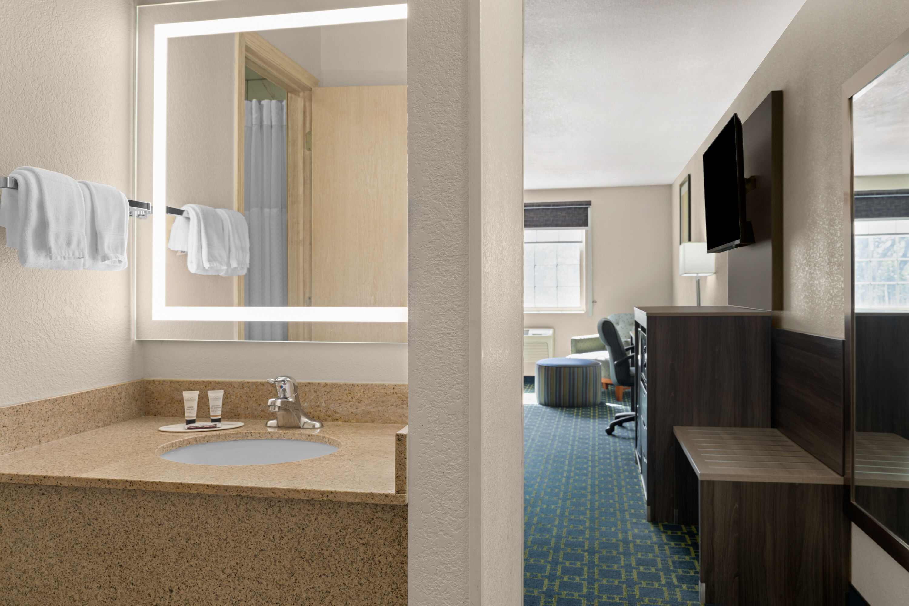 Guest room bath at the Baymont by Wyndham Santa Fe in Santa Fe, New Mexico