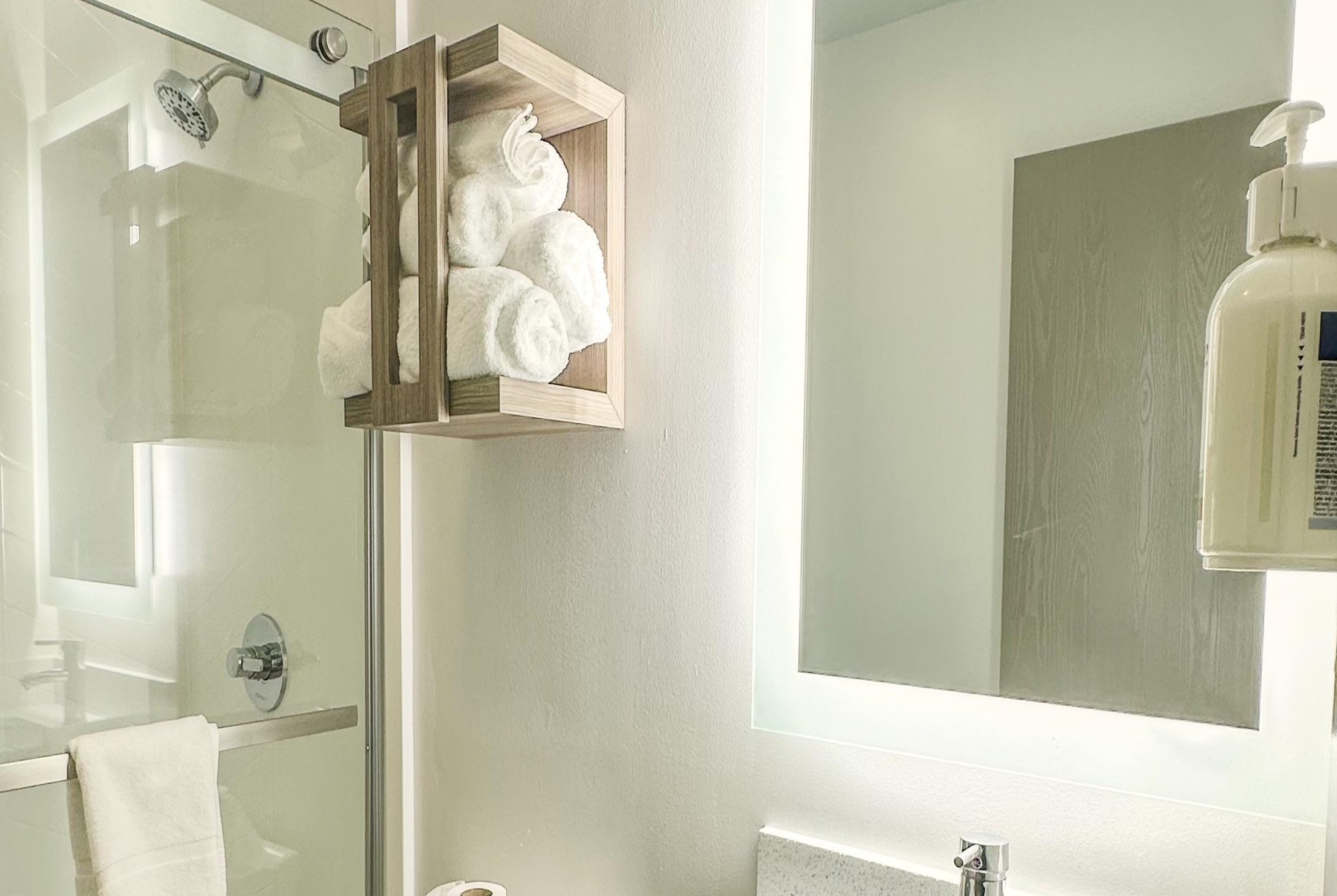 Guest room bath at the Baymont by Wyndham Henrietta/Rochester in Henrietta, New York