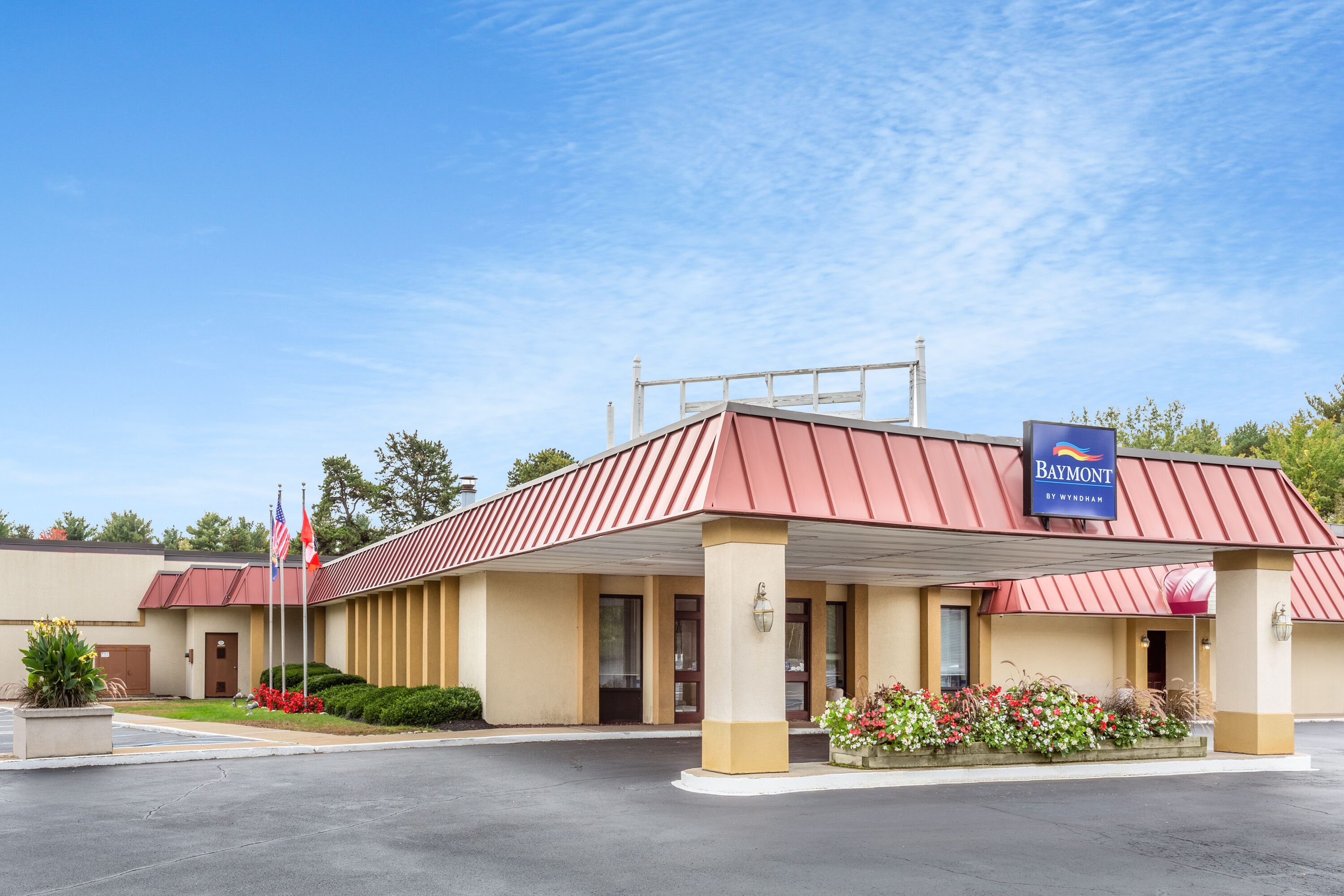Exterior Day Image of Baymont by Wyndham Queensbury Lake George hotel in Queensbury, New York