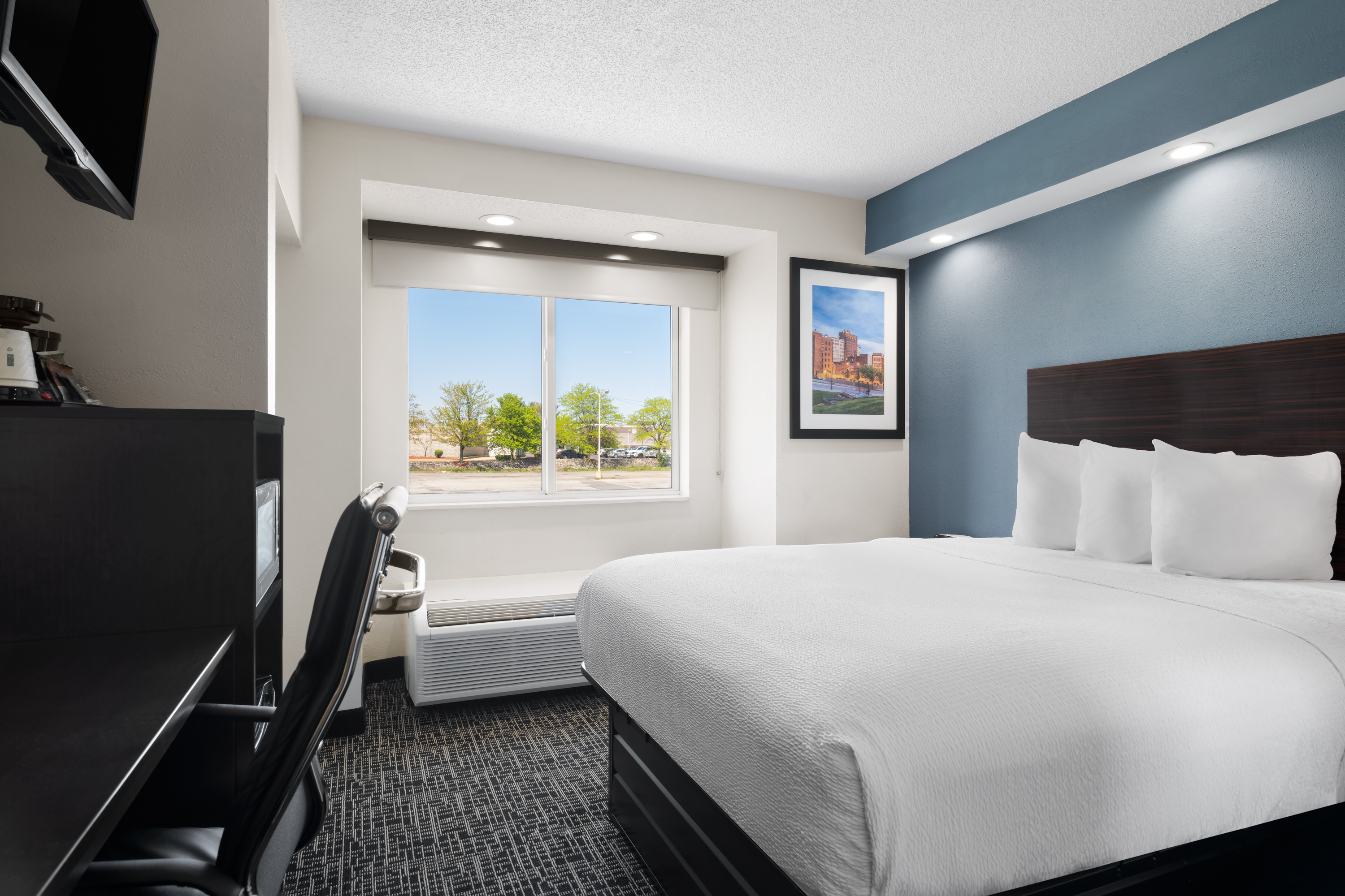 Guest room at the Baymont by Wyndham Boardman in Boardman, Ohio
