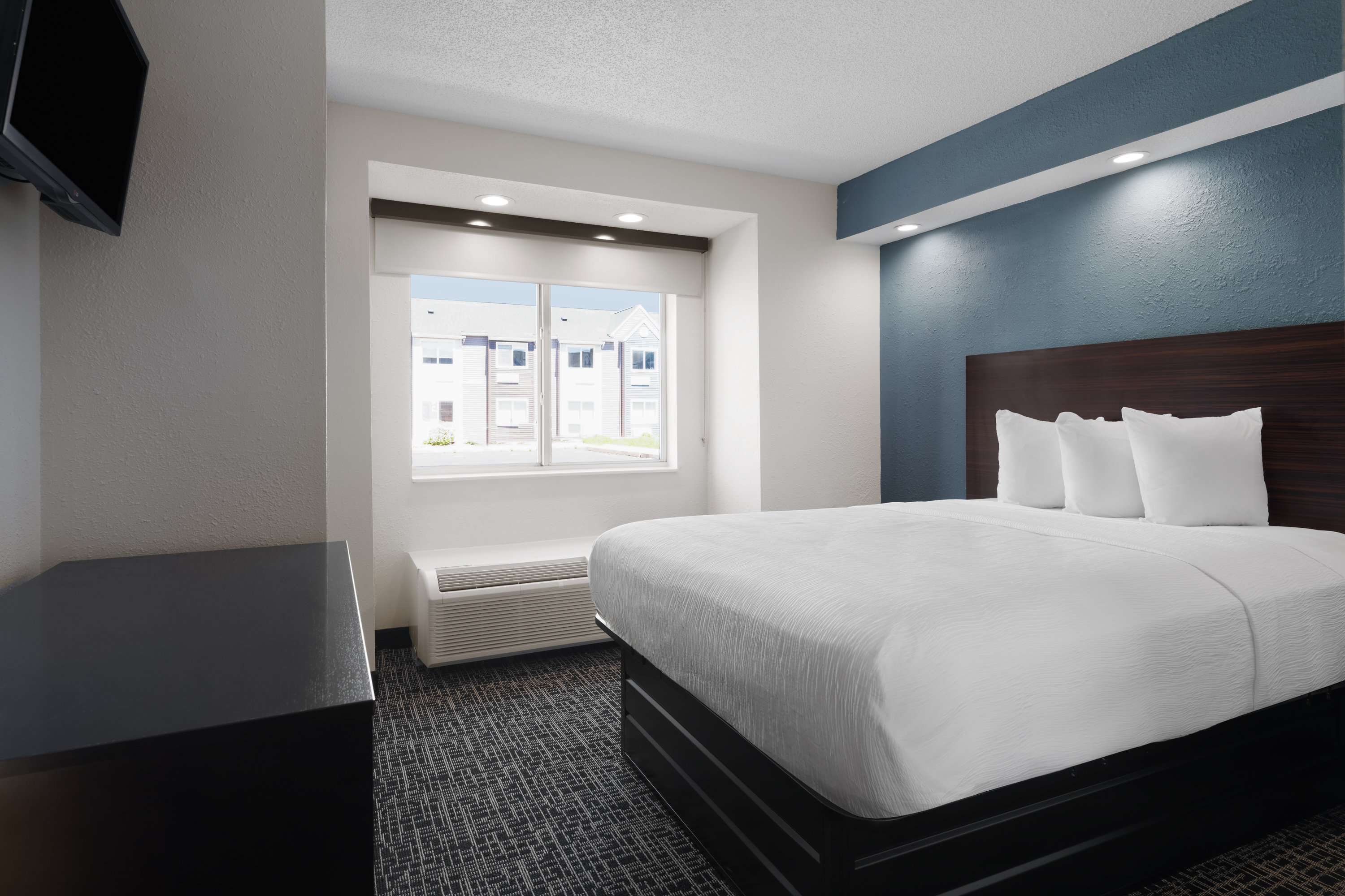Baymont by Wyndham Boardman suite in Boardman, Ohio