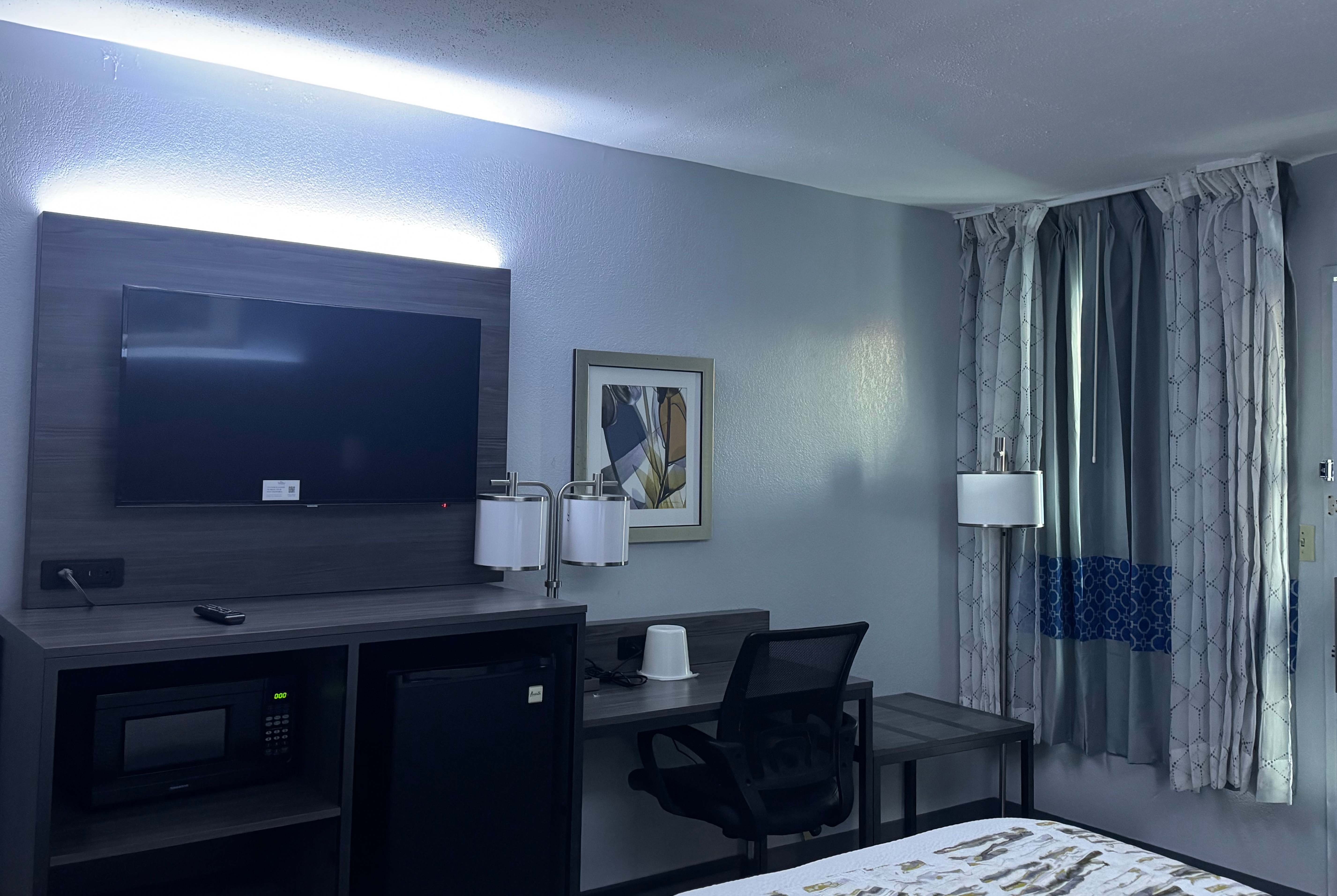 Guest room at the Baymont by Wyndham Dayton North in Dayton, Ohio