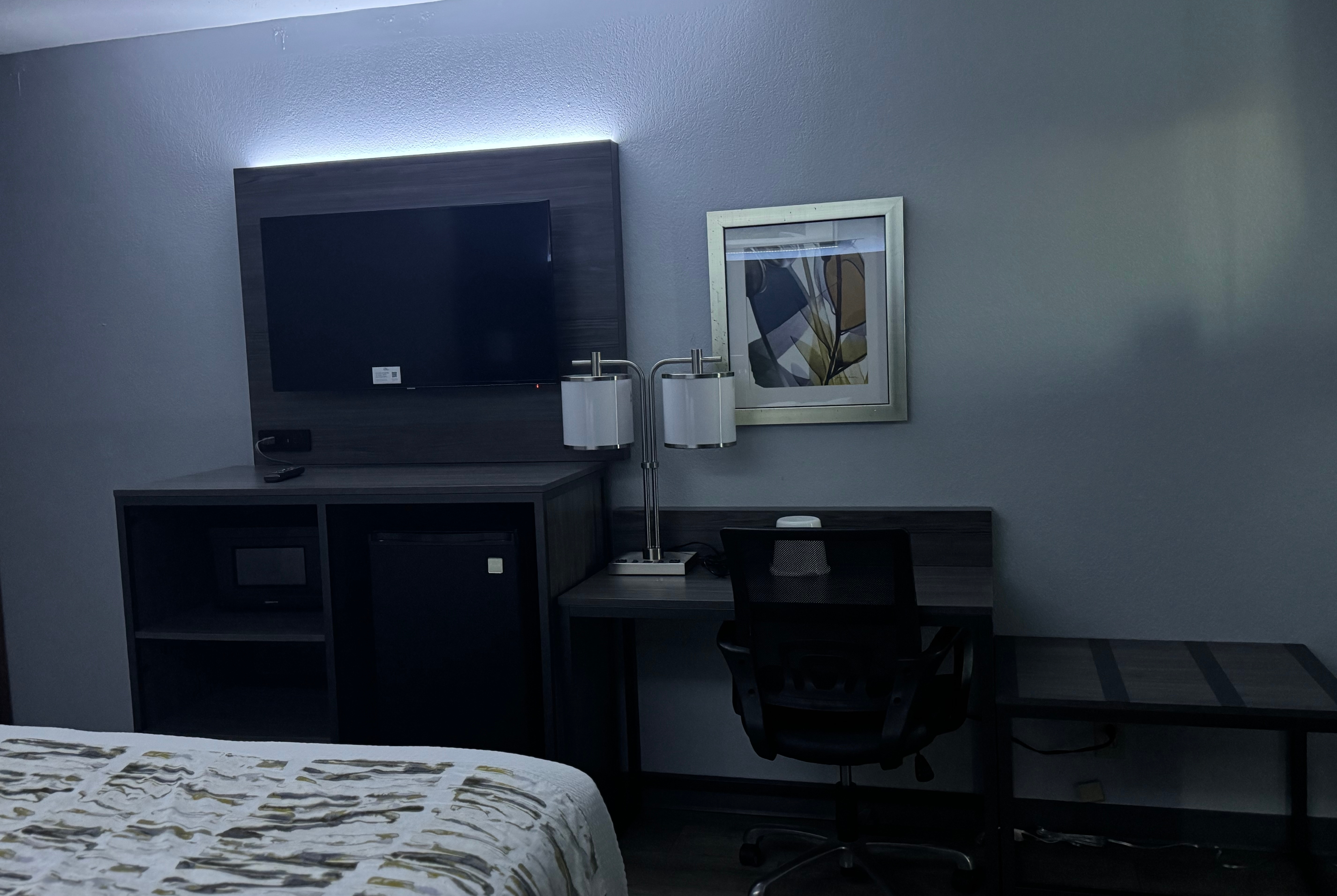 Guest room at the Baymont by Wyndham Dayton North in Dayton, Ohio