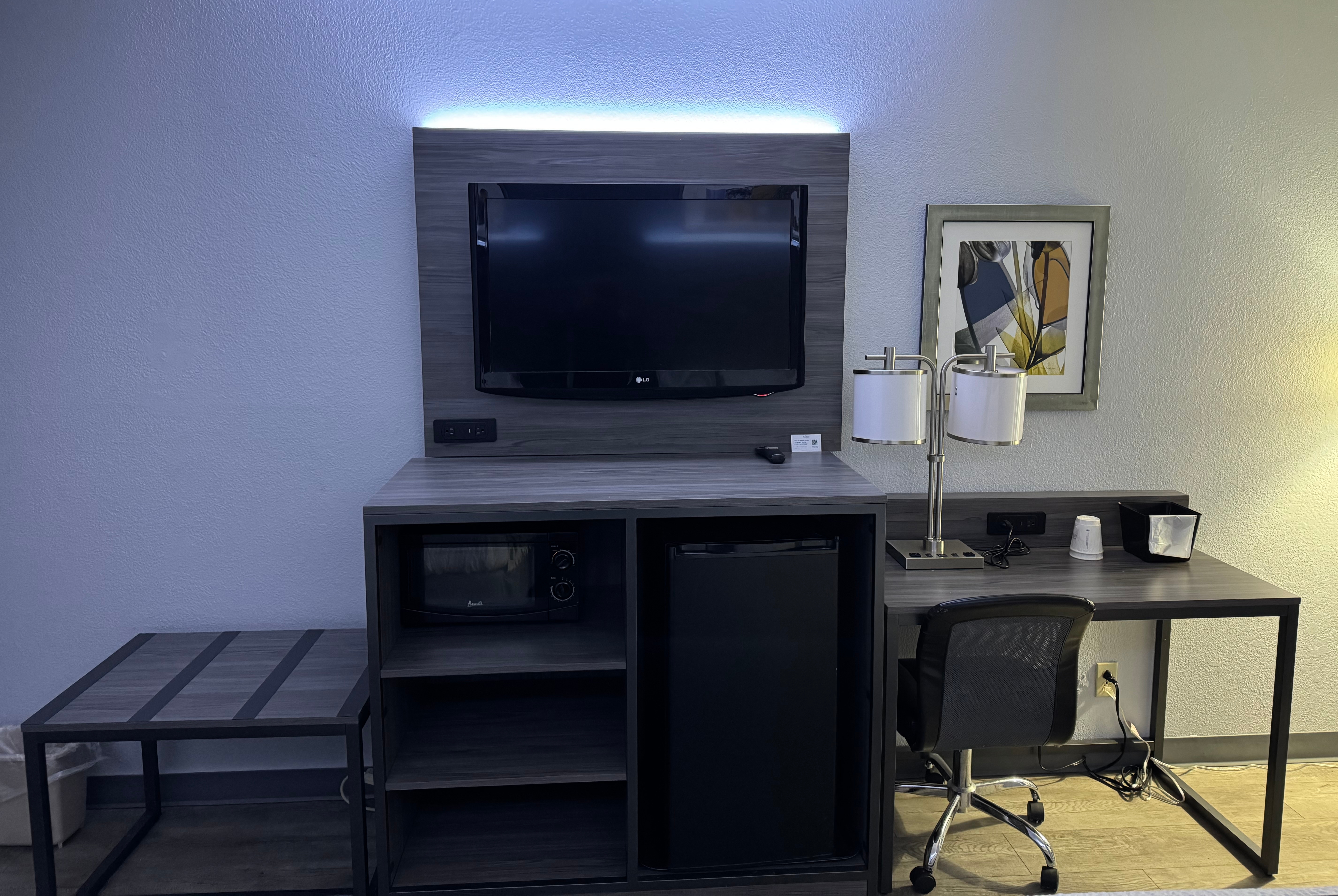 Guest room at the Baymont by Wyndham Dayton North in Dayton, Ohio