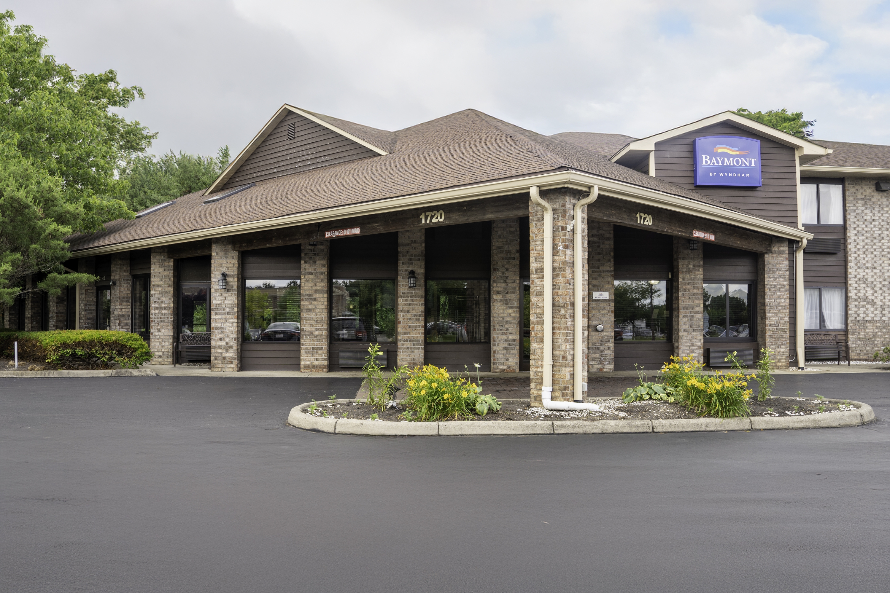 Guest room at the Baymont by Wyndham Delaware in Delaware, Ohio