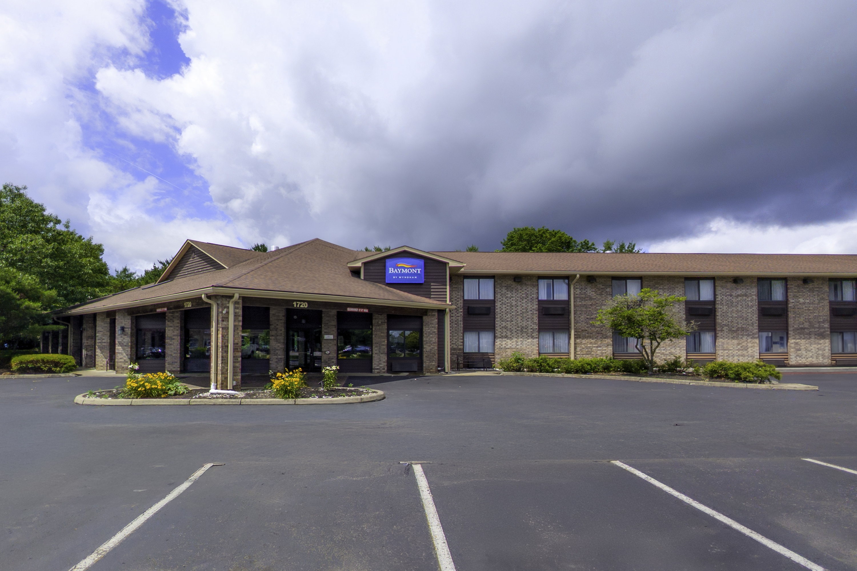 Guest room at the Baymont by Wyndham Delaware in Delaware, Ohio
