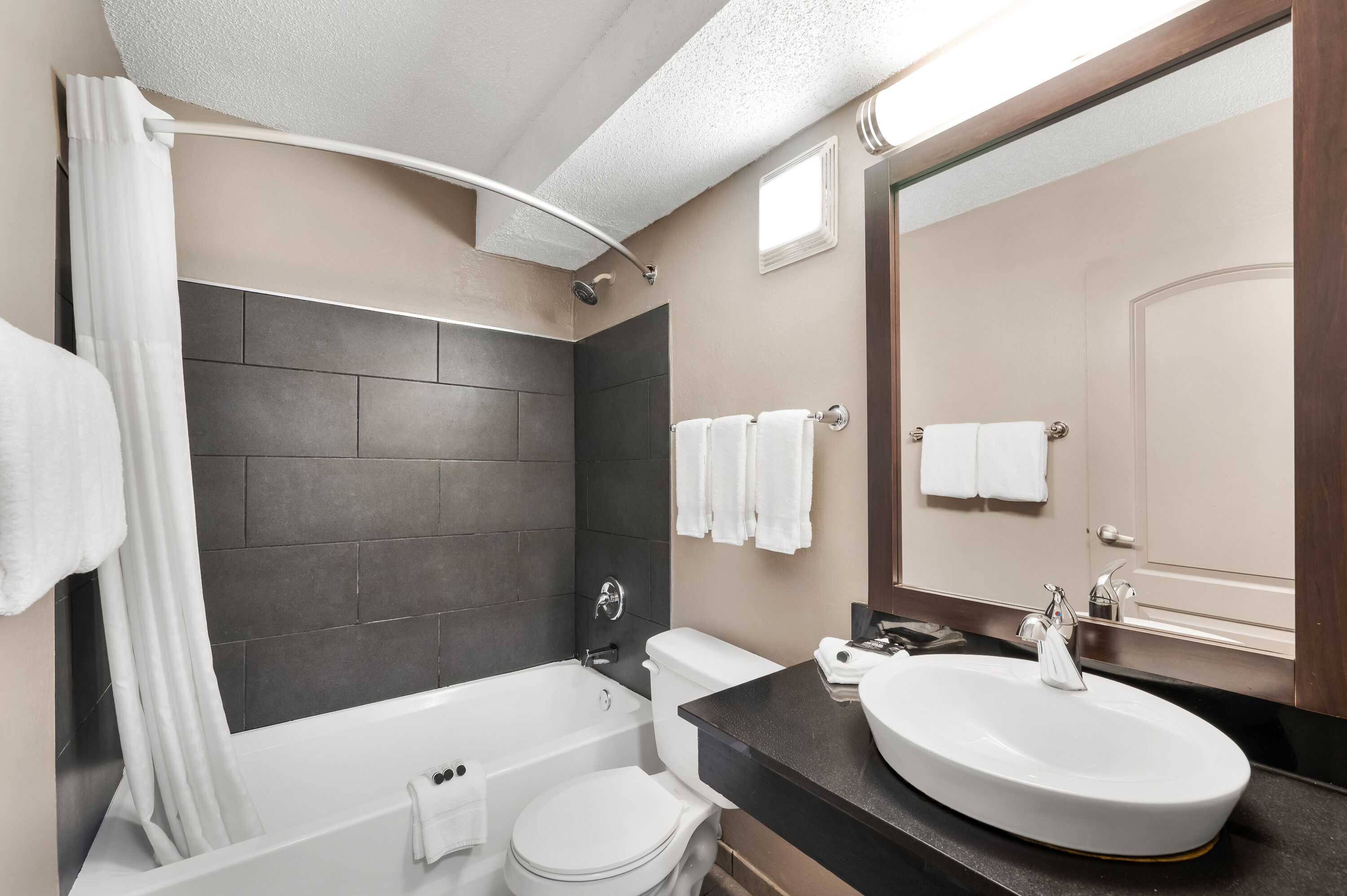 Guest room bath at the Baymont by Wyndham Findlay in Findlay, Ohio